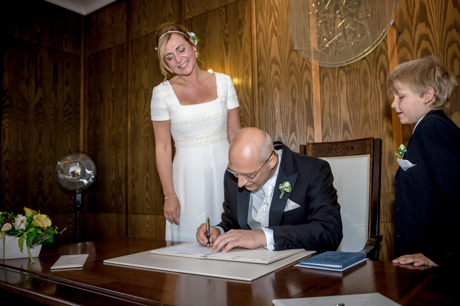 Frank unterschreibt im Standesamt – Hochzeit von Nicole und Frank in Erfurt
