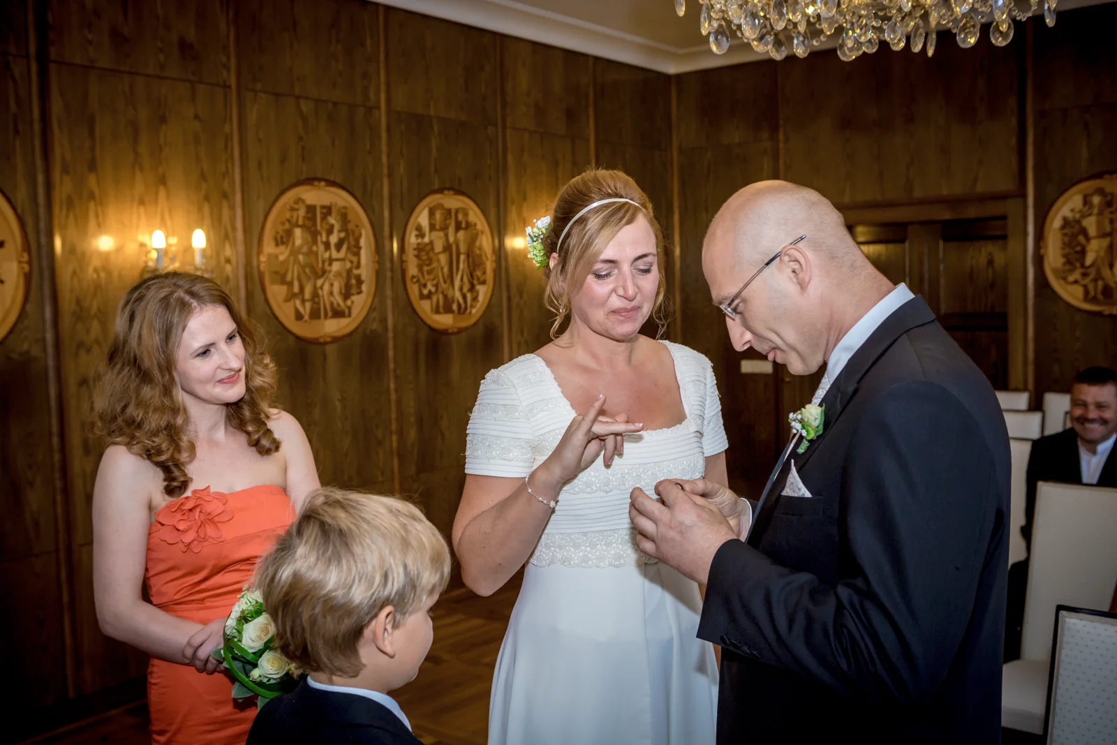 Frank steckt Nicole den Ehering an – Hochzeit von Nicole und Frank in Erfurt