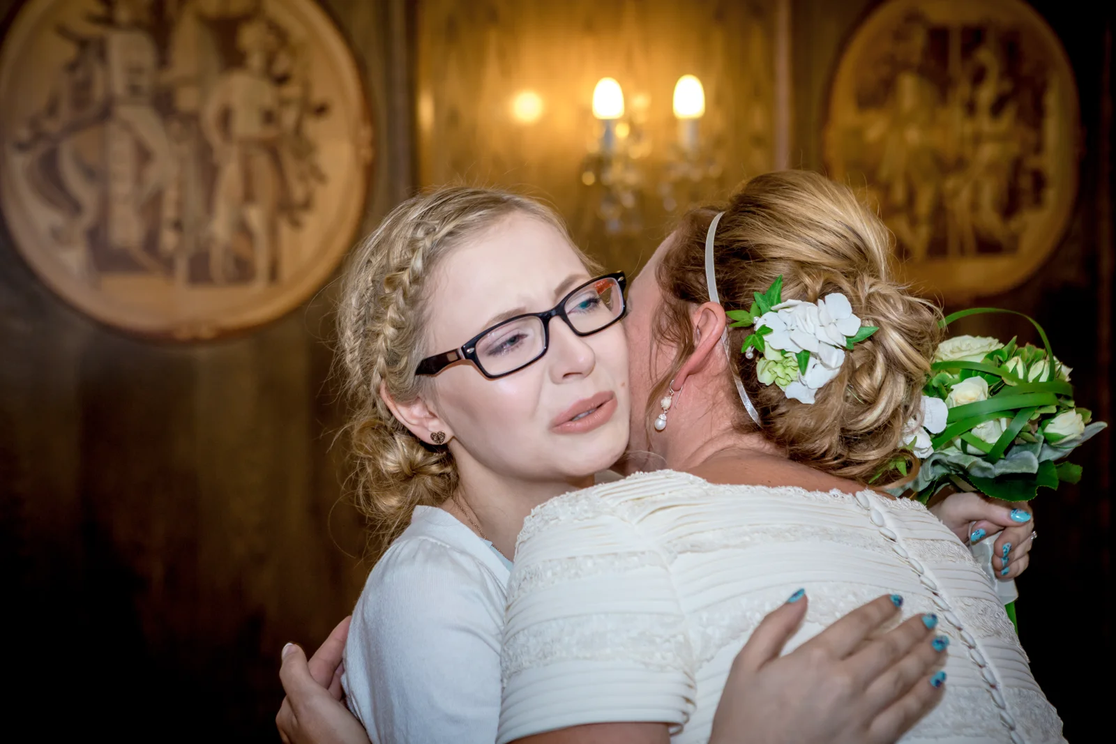 Eine herzliche Umarmung nach der Trauung – Hochzeit von Nicole und Frank in Erfurt