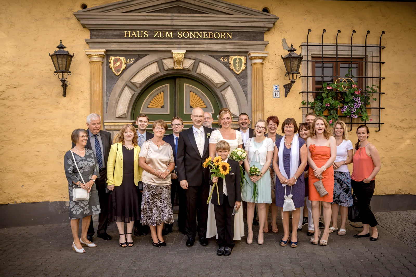 Ein gemeinsames Gruppenbild vor dem Standesamt – Hochzeit von Nicole und Frank in Erfurt