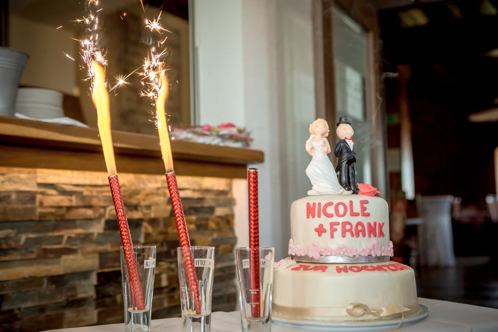 Die Hochzeitstorte mit Wunderkerzen – Hochzeit von Nicole und Frank in Erfurt