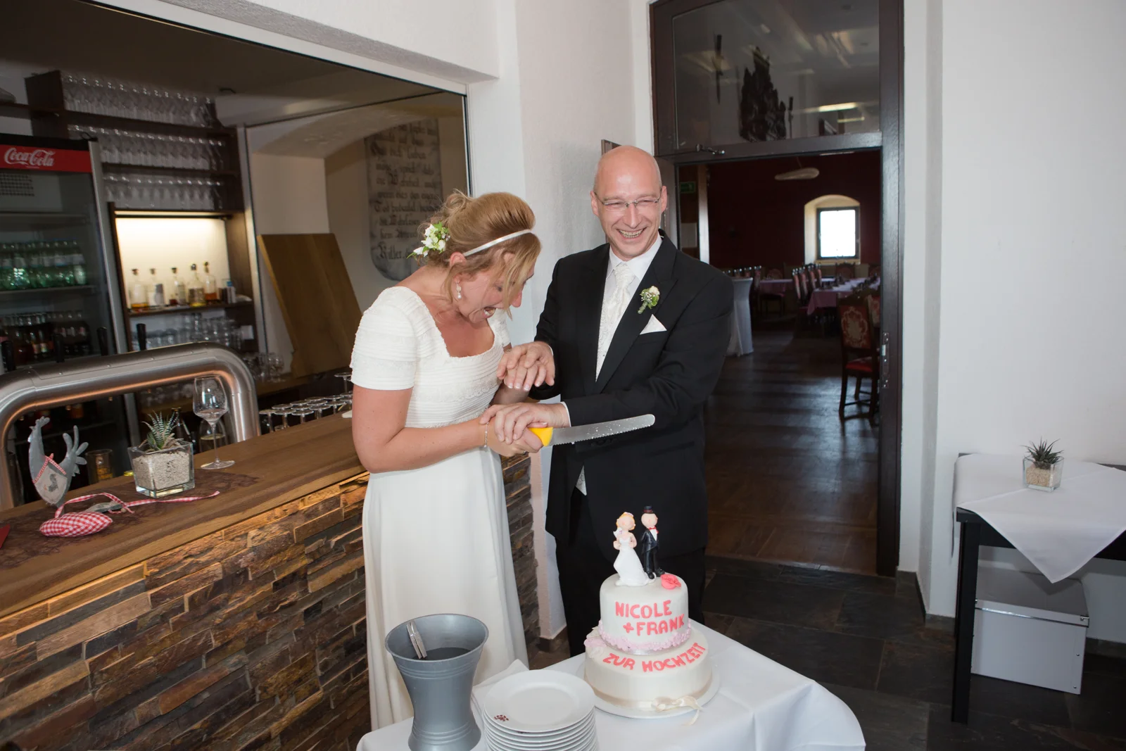 Gemeinsam die Hochzeitstorte anschneiden – Hochzeit von Nicole und Frank in Erfurt