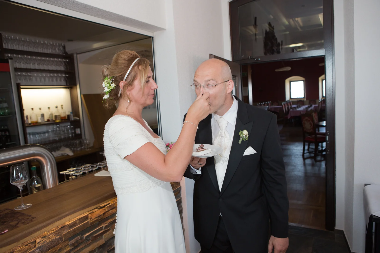 Nicole lässt Frank von der Torte probieren – Hochzeit von Nicole und Frank in Erfurt