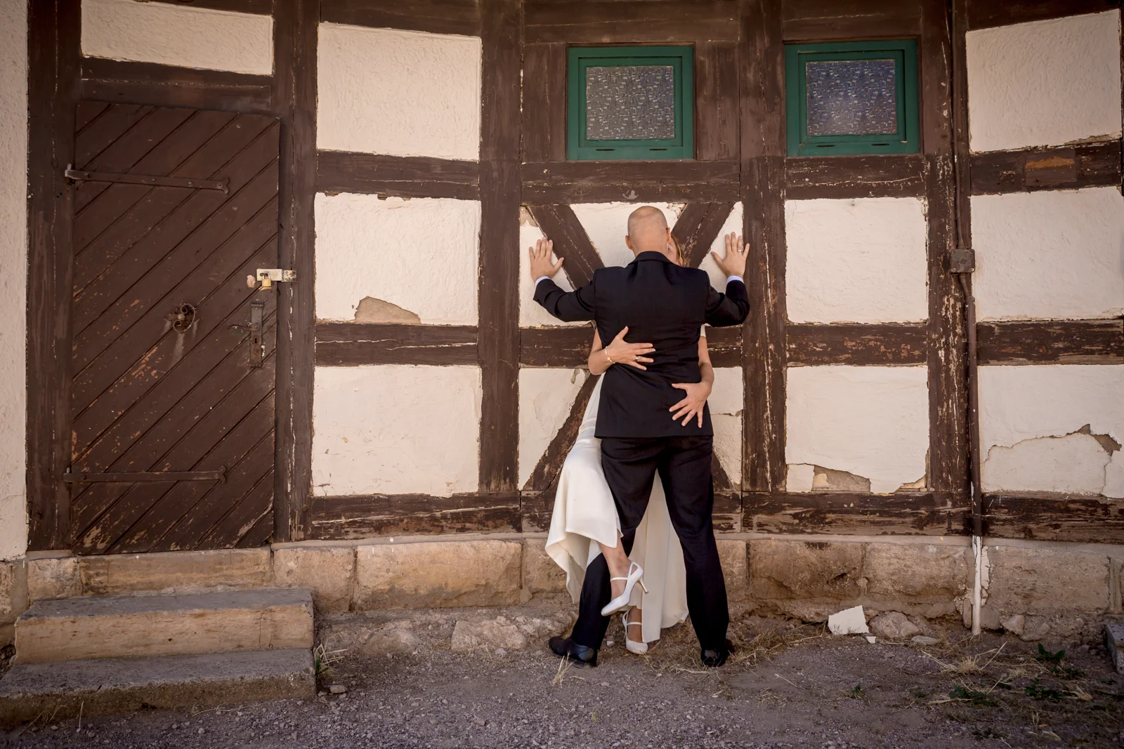 Ein Kuss vor dem Fachwerk – Hochzeit von Nicole und Frank in Erfurt