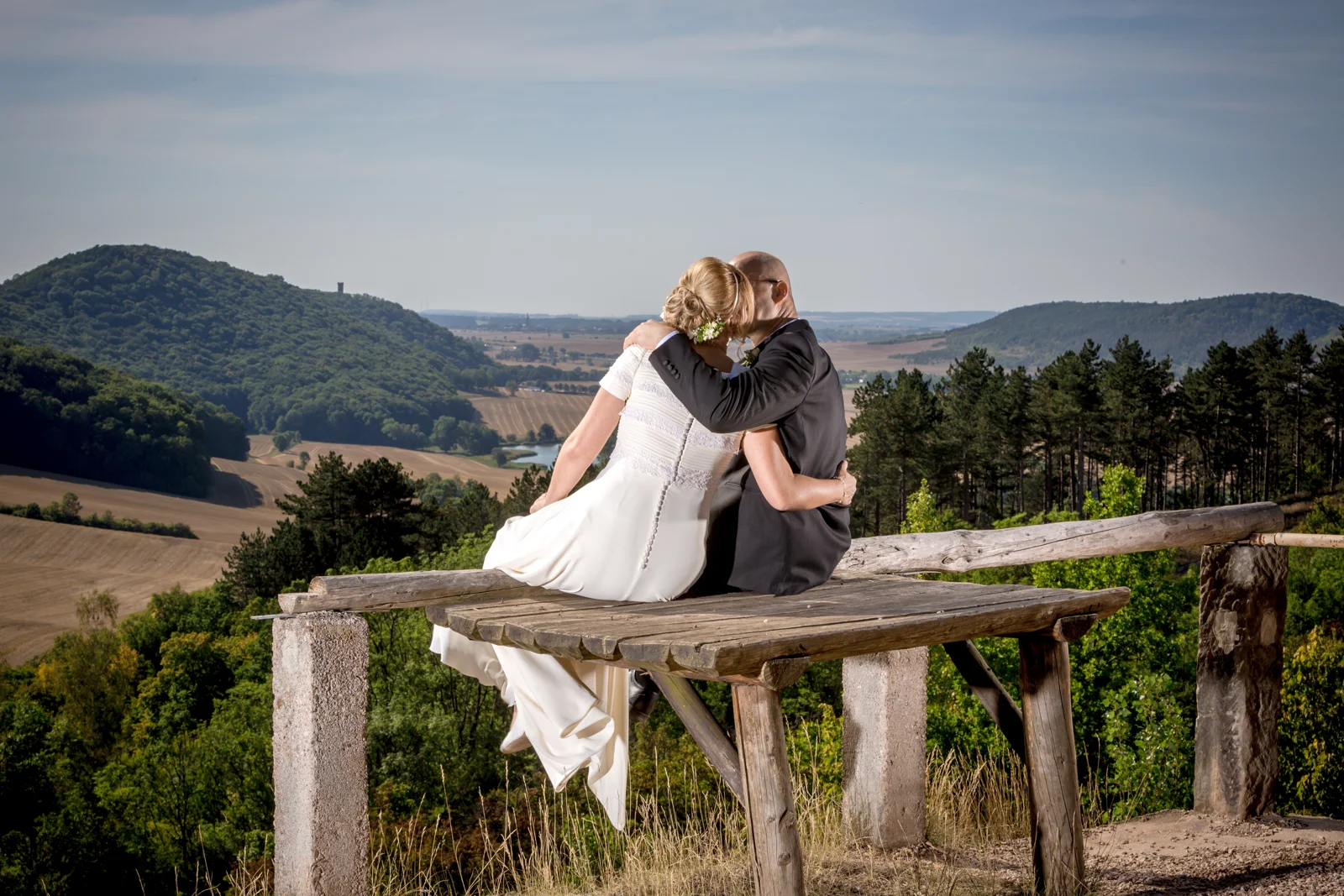 Zu zweit mit Blick über die Landschaft – Hochzeit von Nicole und Frank in Erfurt