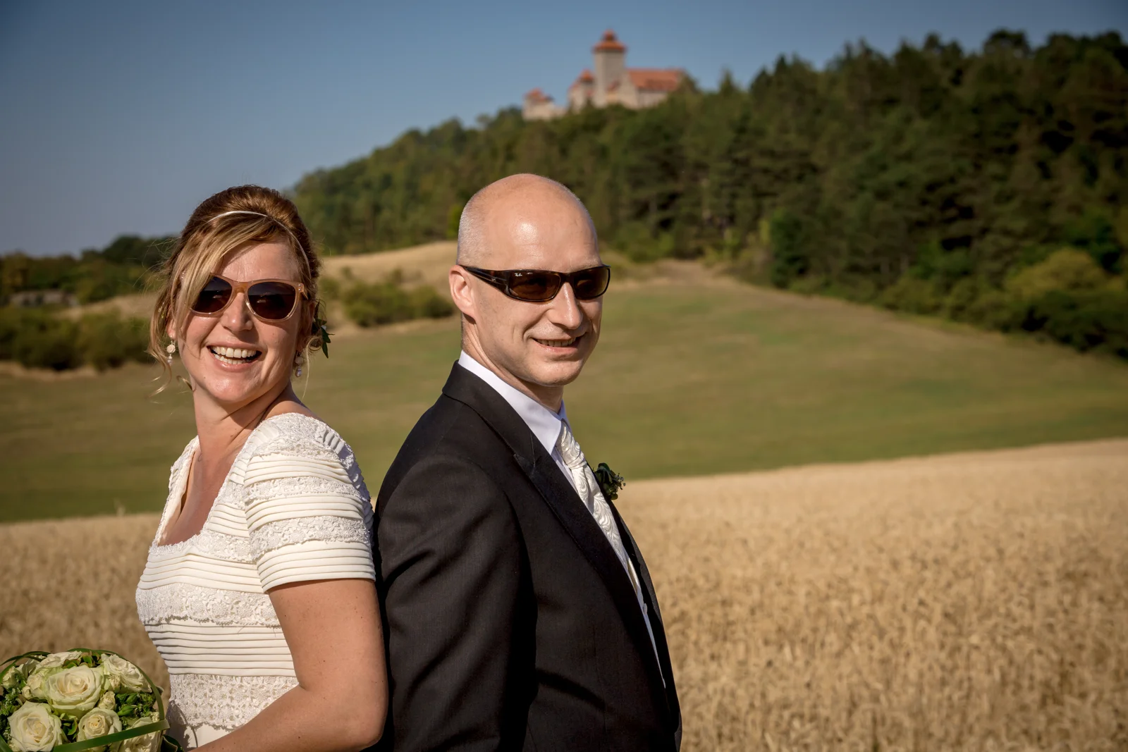 Nicole und Frank mit der Wachsenburg im Hintergrund – Hochzeit von Nicole und Frank in Erfurt