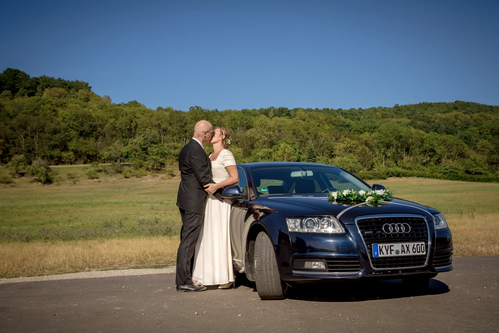 Ein gemeinsames Portrait am Hochzeitsauto – Hochzeit von Nicole und Frank in Erfurt