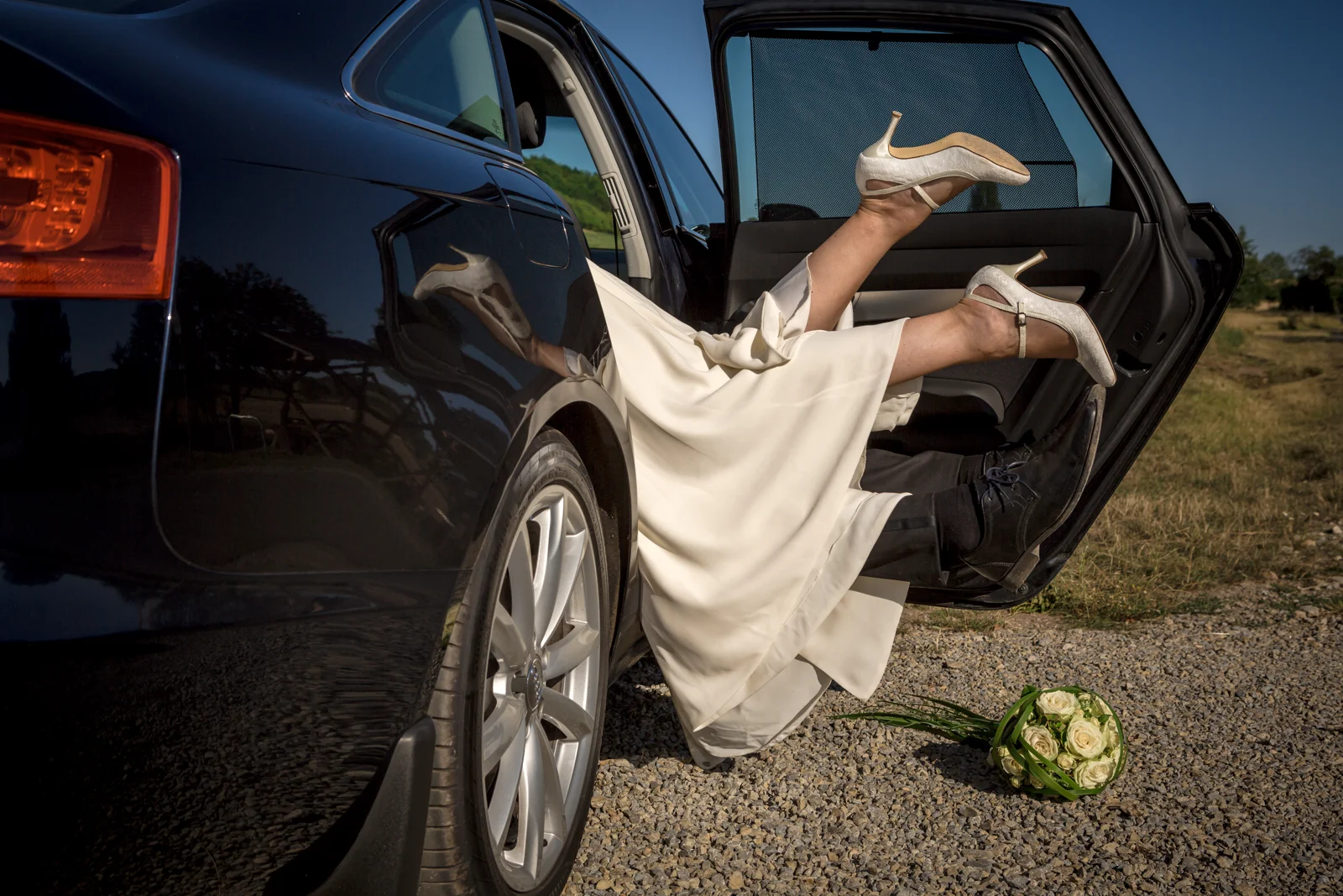 Nur die Beine schauen noch aus dem Auto – Hochzeit von Nicole und Frank in Erfurt