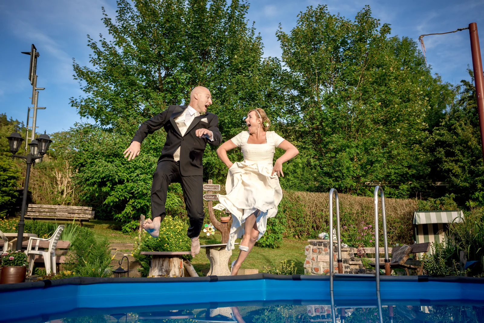 Der Sprung in den Pool im privaten Garten – Hochzeit von Nicole und Frank in Erfurt