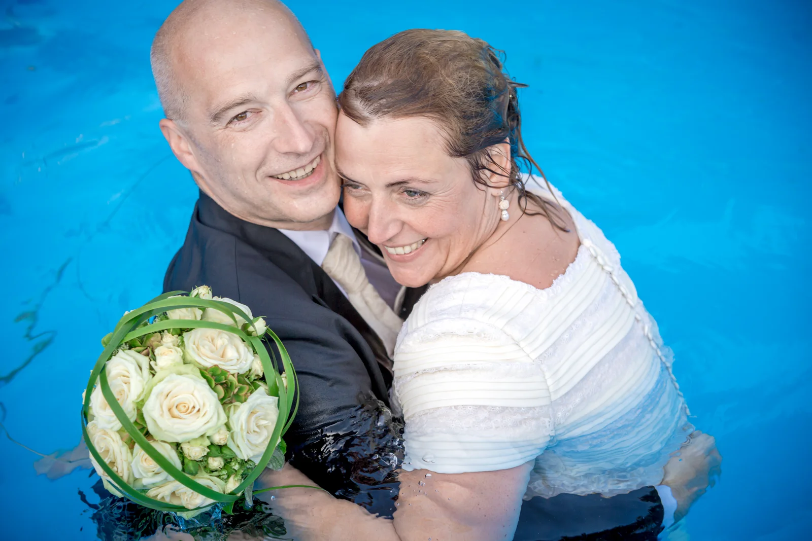Nicole und Frank nach dem Sprung ins Wasser – Hochzeit von Nicole und Frank in Erfurt