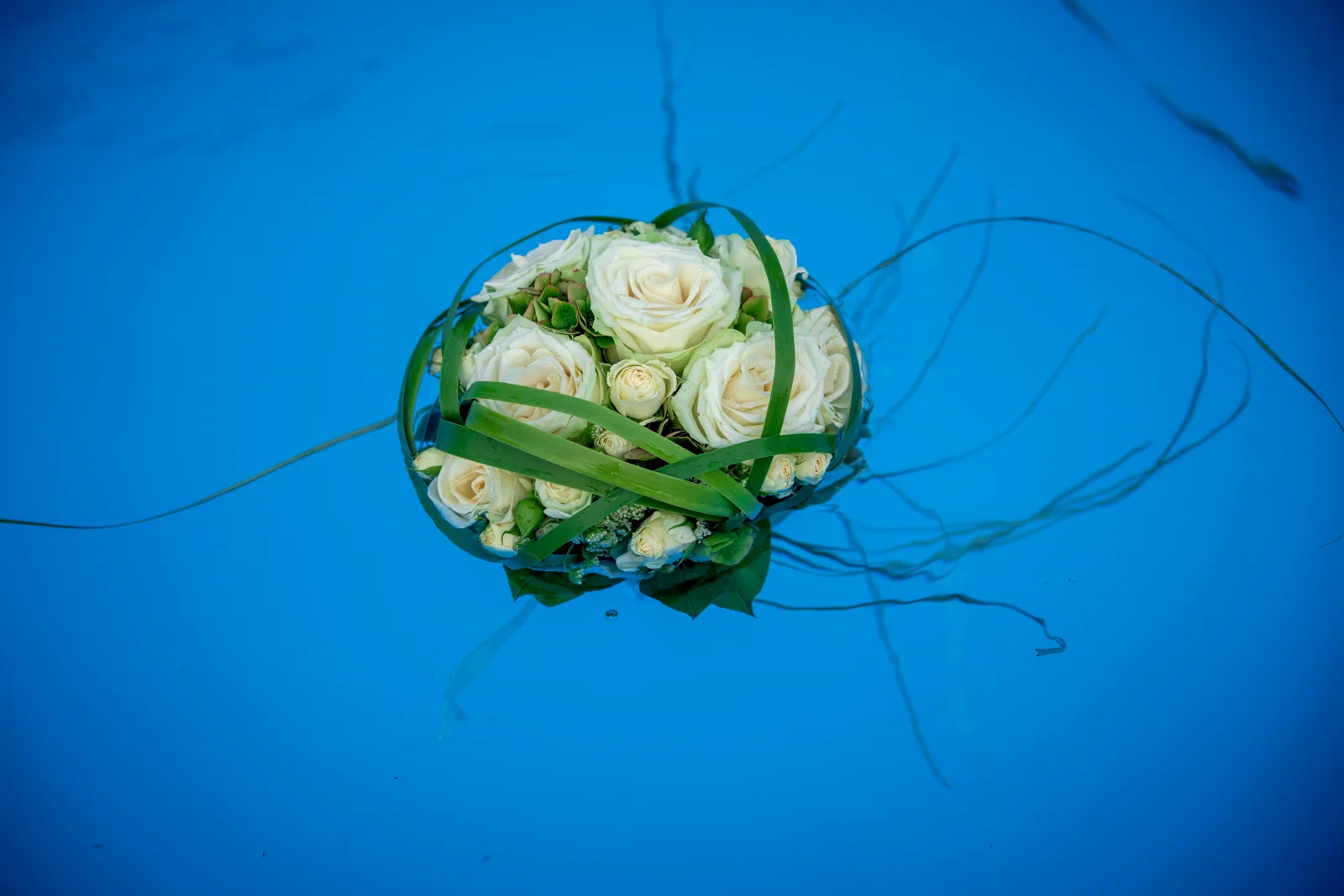 Auch der Brautstrauß schwimmt mit – Hochzeit von Nicole und Frank in Erfurt
