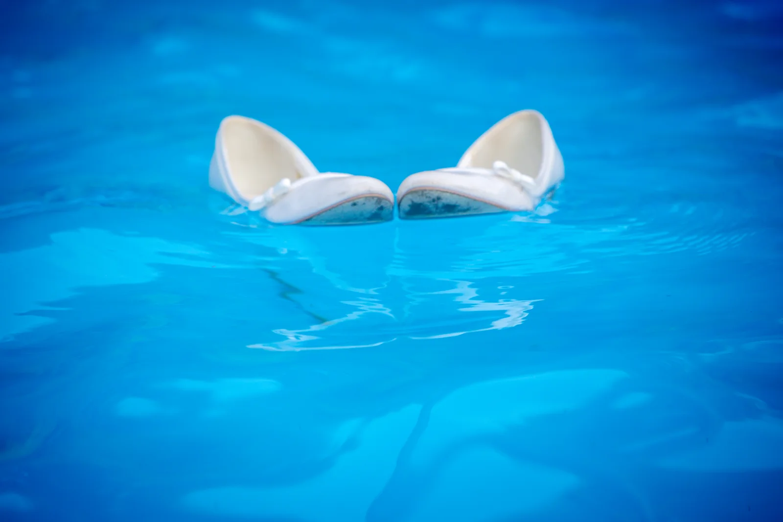 Die Brautschuhe im Pool – Hochzeit von Nicole und Frank in Erfurt