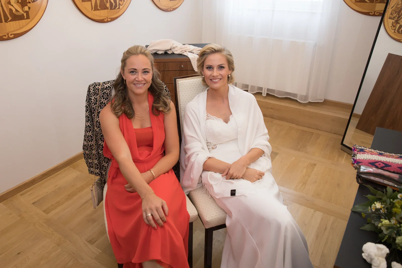 Anja wartet vor der Trauung – Hochzeit von Anja und Toni in Erfurt