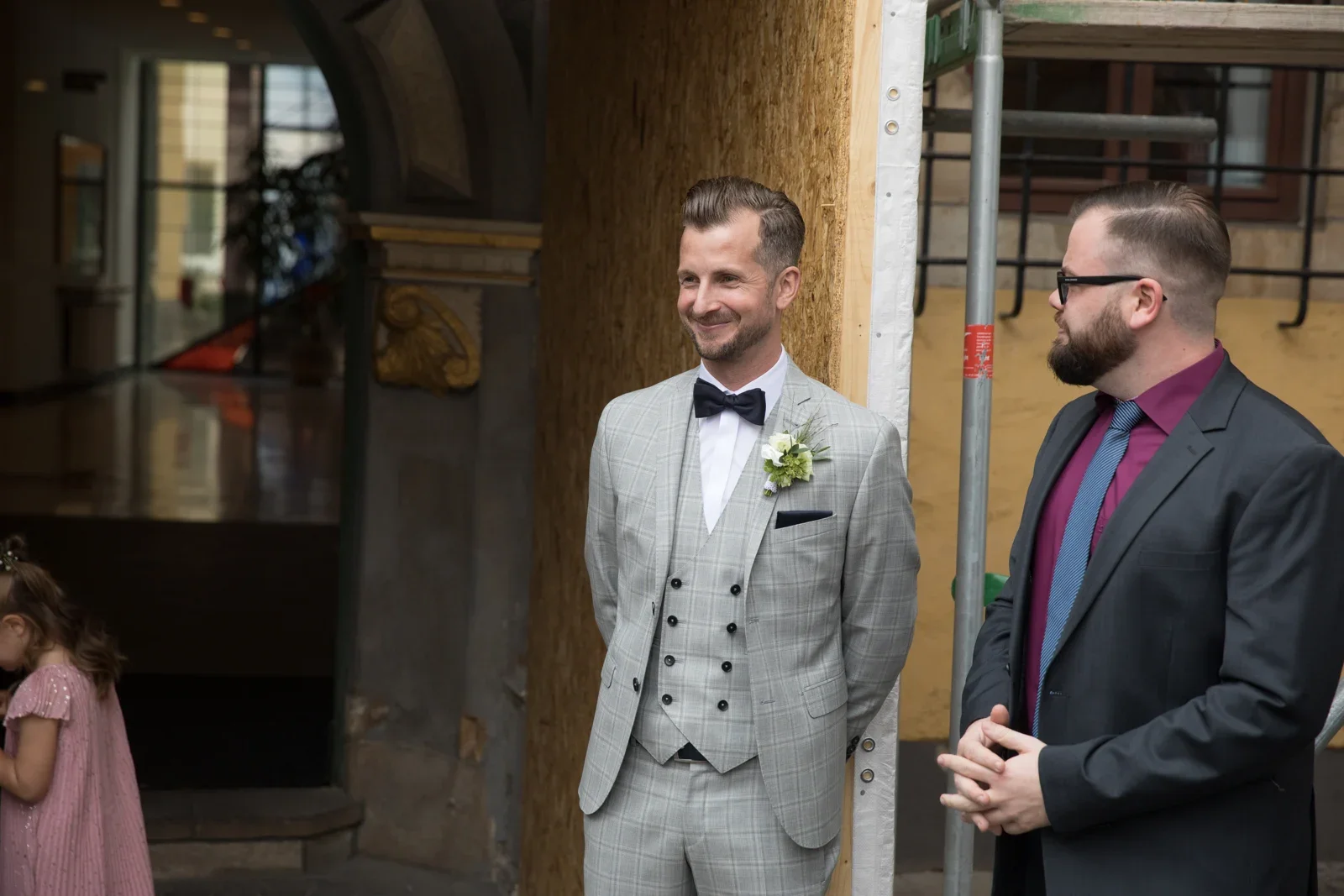 Toni vor dem Standesamt Erfurt – Hochzeit von Anja und Toni in Erfurt