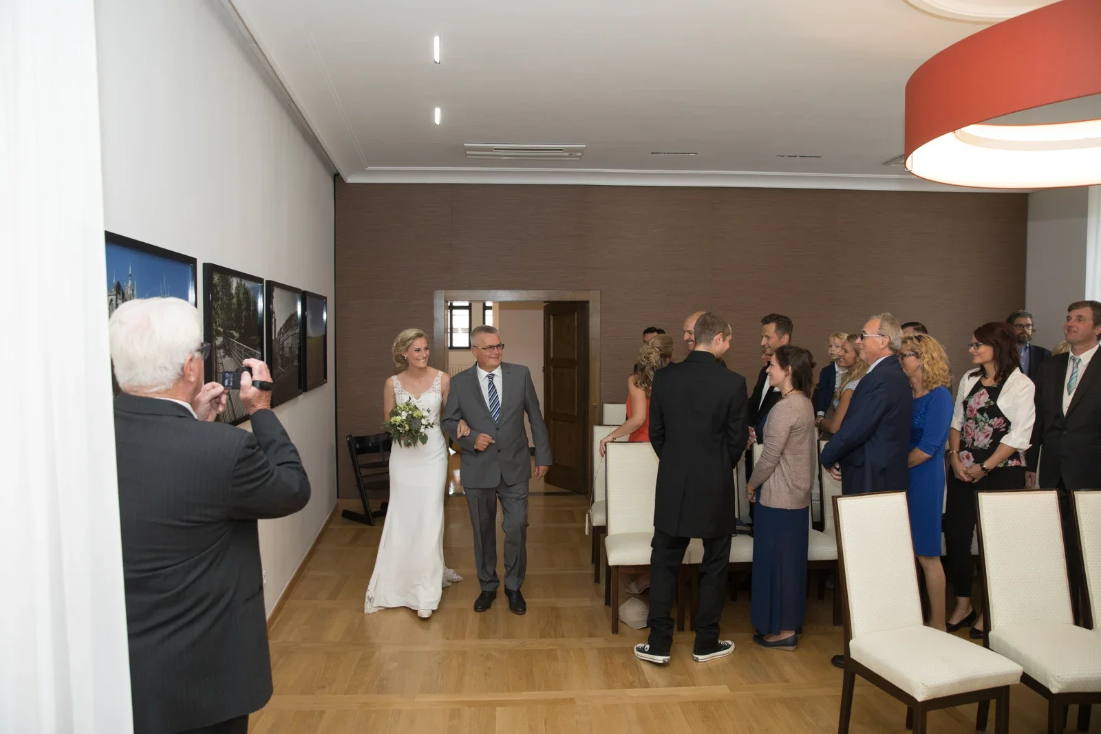 Einzug zur standesamtlichen Trauung – Hochzeit von Anja und Toni in Erfurt
