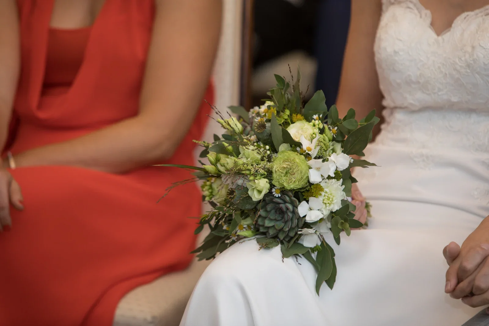 Anjas Brautstrauß während der Trauung – Hochzeit von Anja und Toni in Erfurt