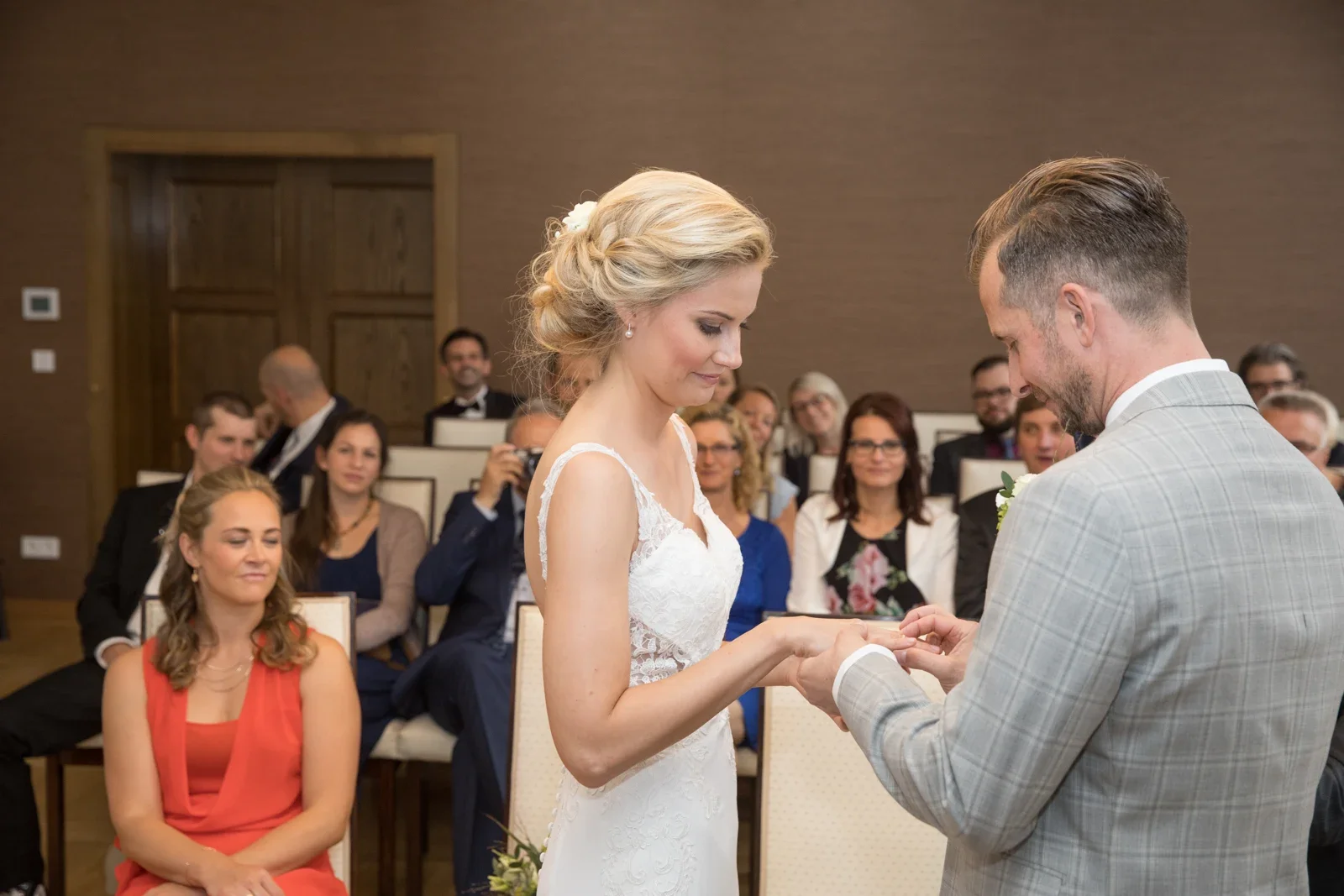 Der Ringwechsel im Standesamt – Hochzeit von Anja und Toni in Erfurt