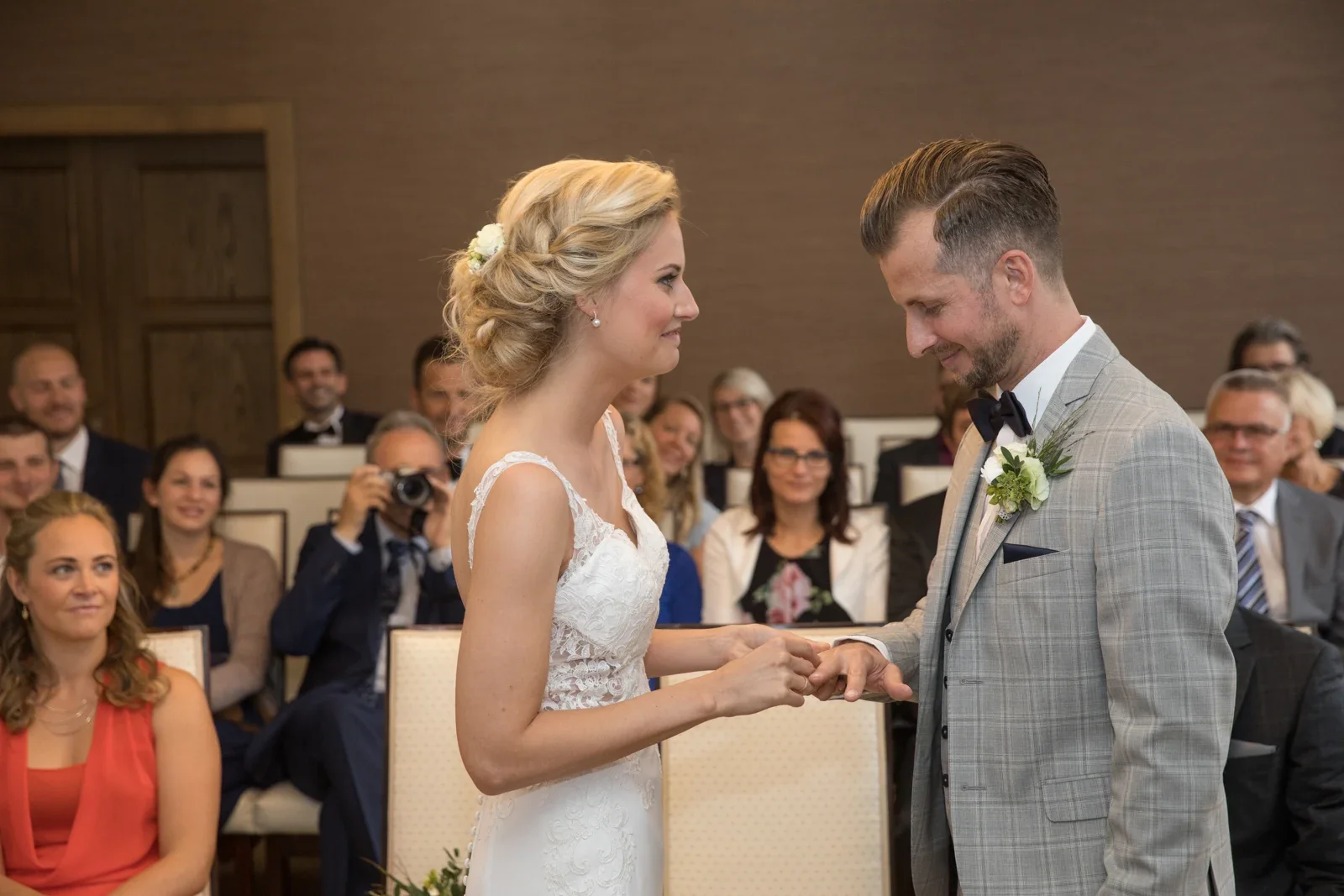 Die Eheringe werden getauscht – Hochzeit von Anja und Toni in Erfurt