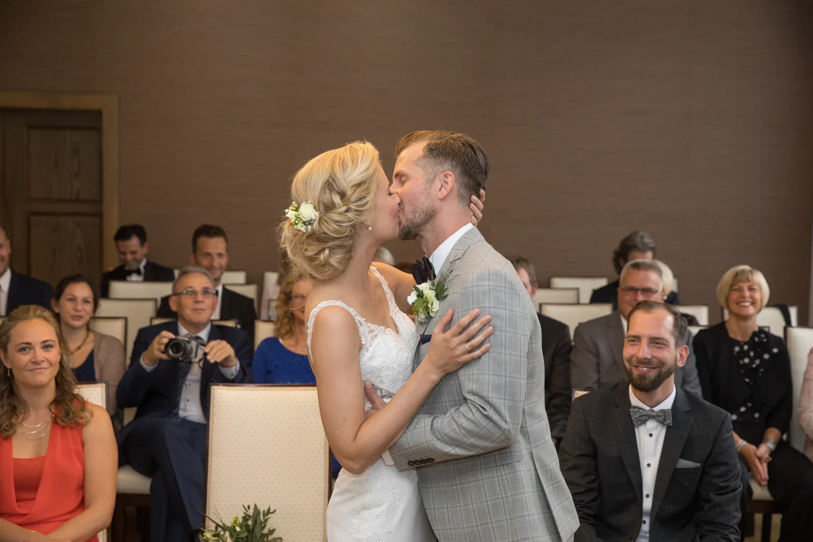 Ein Kuss nach dem Ja-Wort – Hochzeit von Anja und Toni in Erfurt