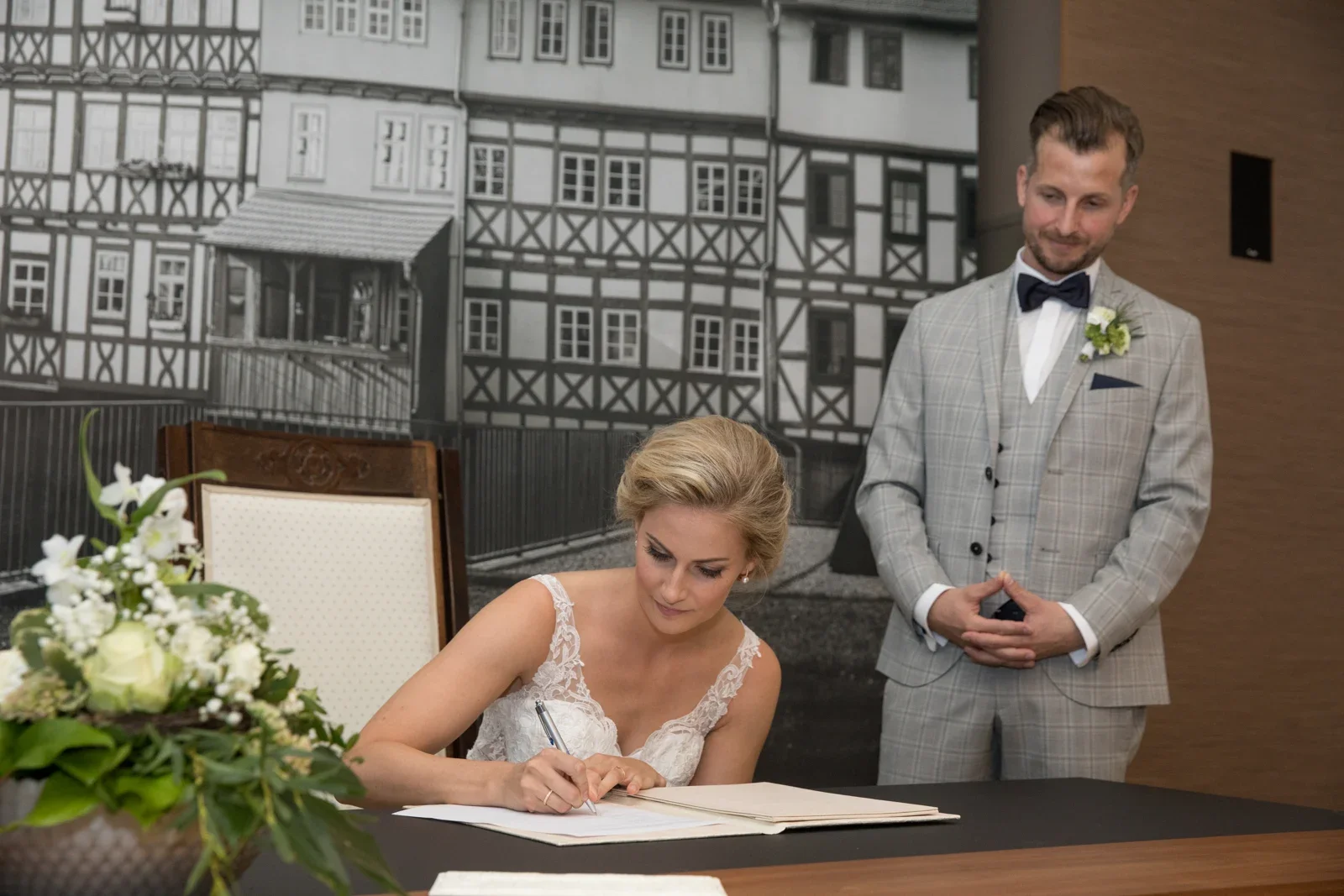 Anja unterschreibt – Hochzeit von Anja und Toni in Erfurt