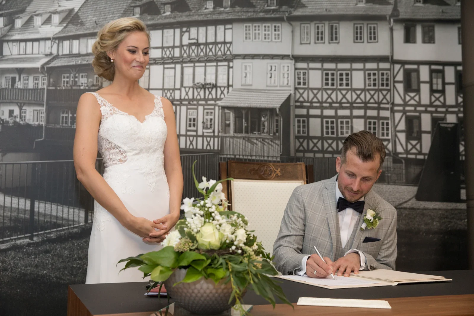 Toni setzt seine Unterschrift – Hochzeit von Anja und Toni in Erfurt