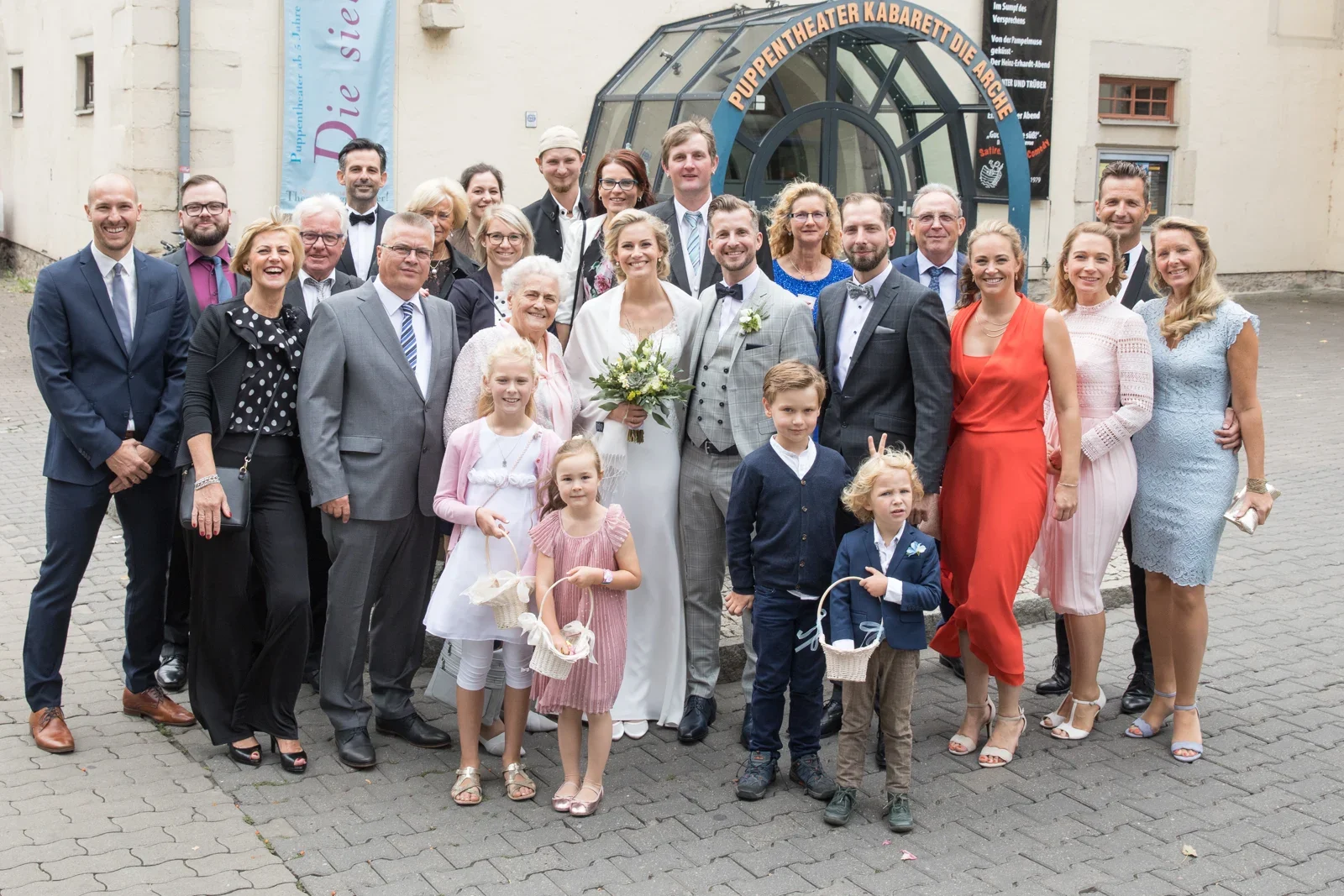 Die Hochzeitsgesellschaft vor dem Standesamt Erfurt – Hochzeit von Anja und Toni in Erfurt