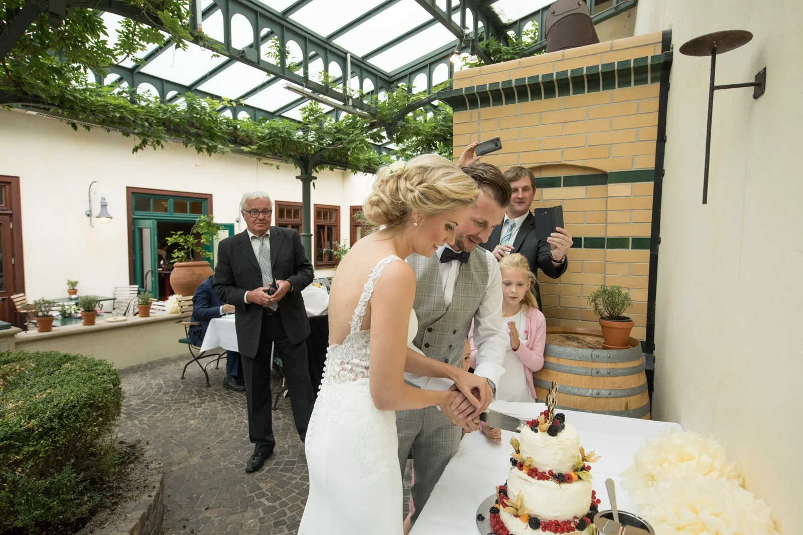 Anja und Toni schneiden die Hochzeitstorte an – Hochzeit von Anja und Toni in Erfurt