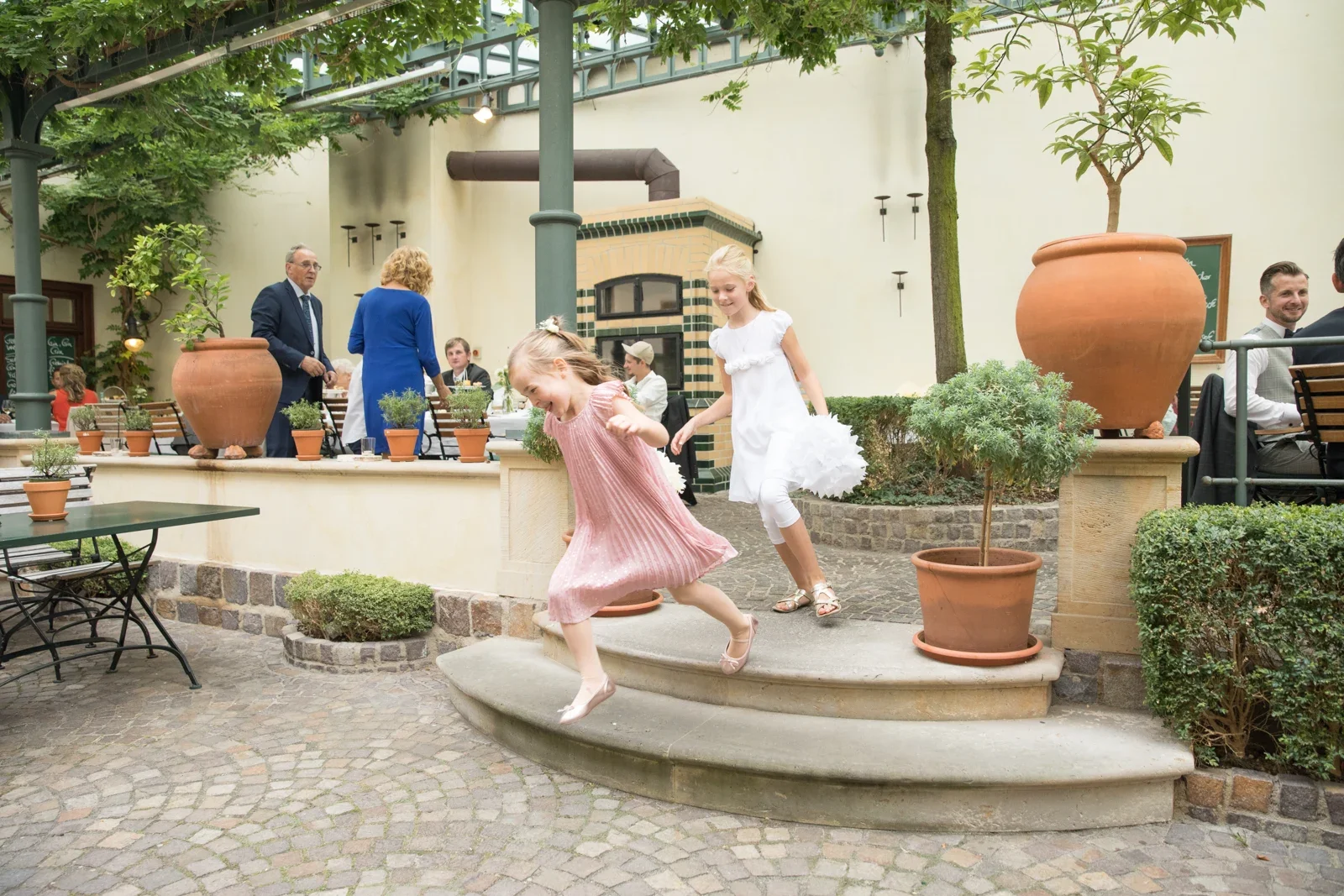 Die kleinen Gäste erkunden den Innenhof – Hochzeit von Anja und Toni in Erfurt