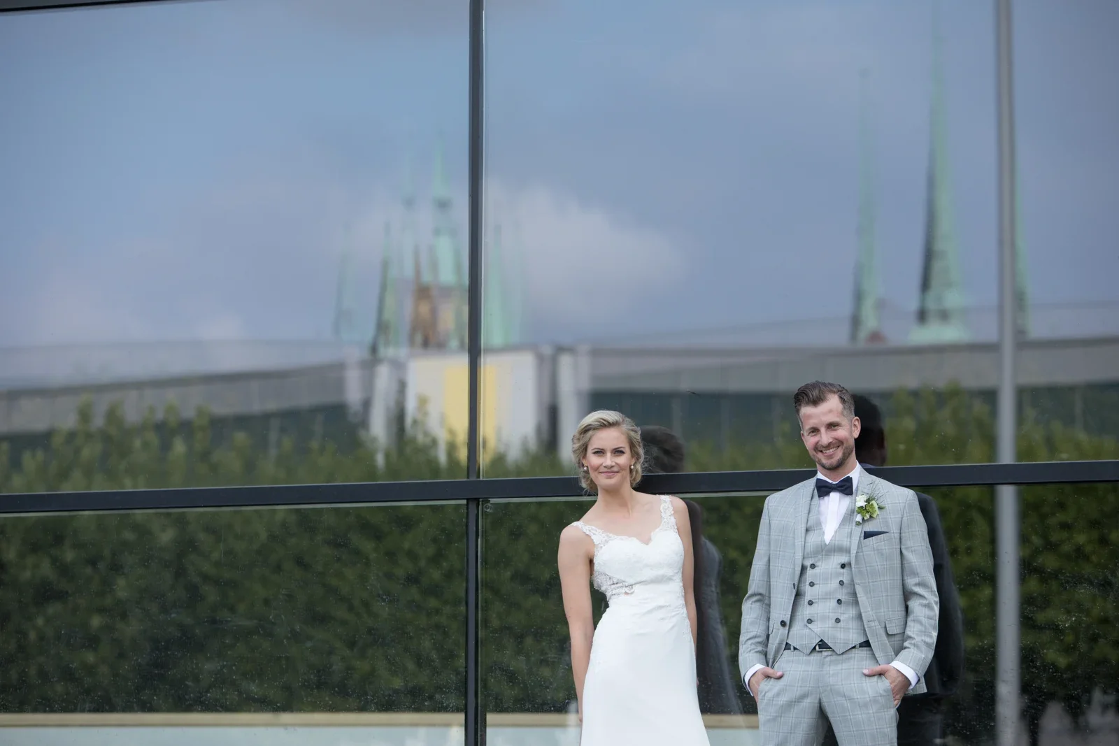 Anja und Toni vor der Glasfassade am Theater – Hochzeit von Anja und Toni in Erfurt