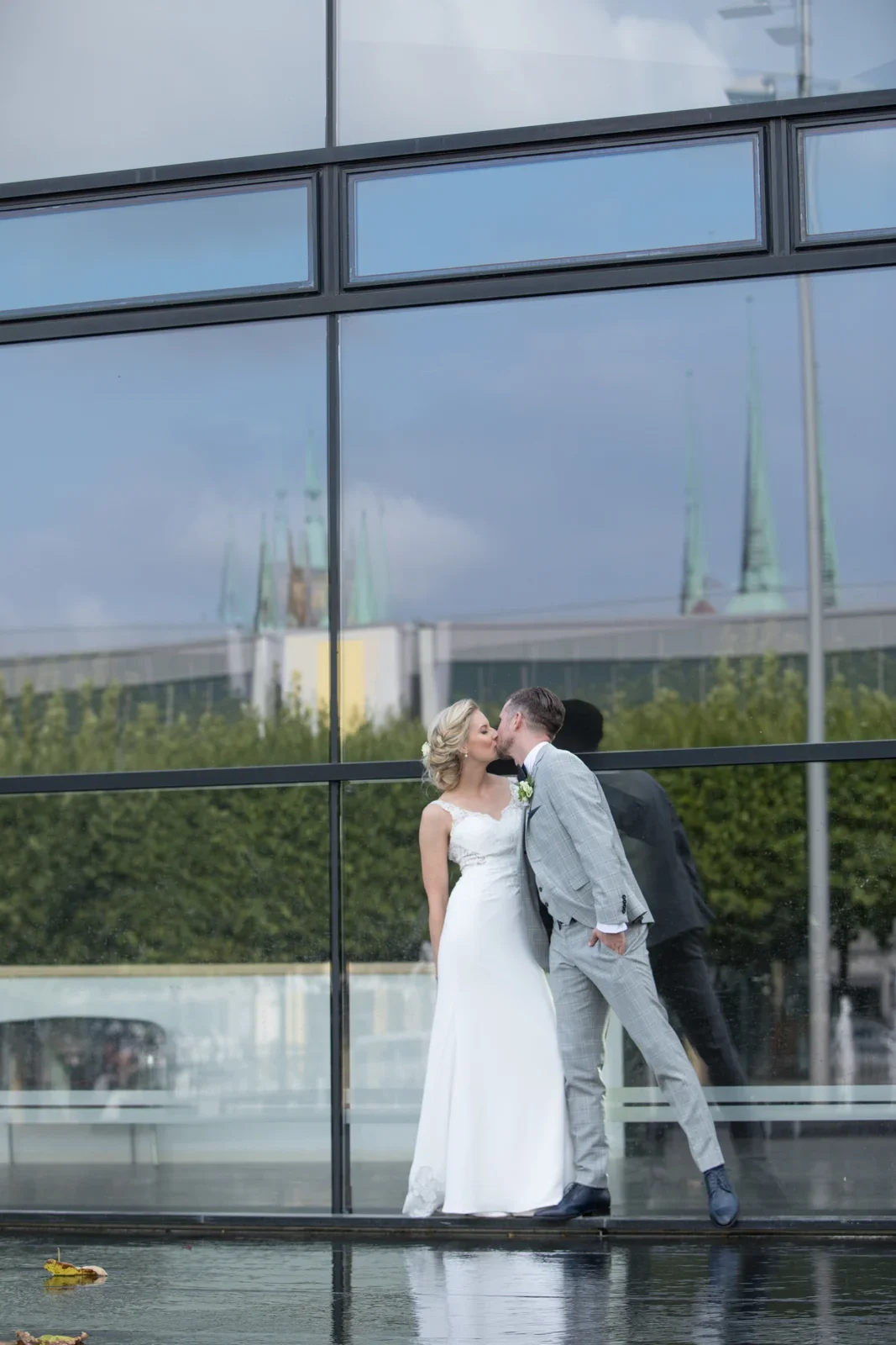 Ein Kuss mit Spiegelung am Theater Erfurt – Hochzeit von Anja und Toni in Erfurt