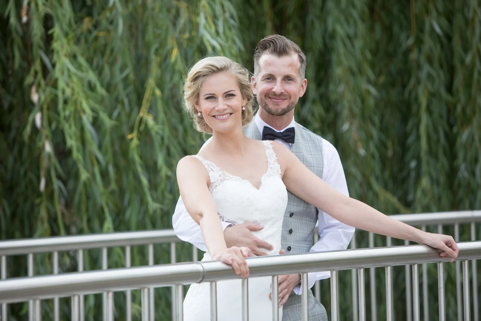 Ein gemeinsames Lächeln am Geländer – Hochzeit von Anja und Toni in Erfurt