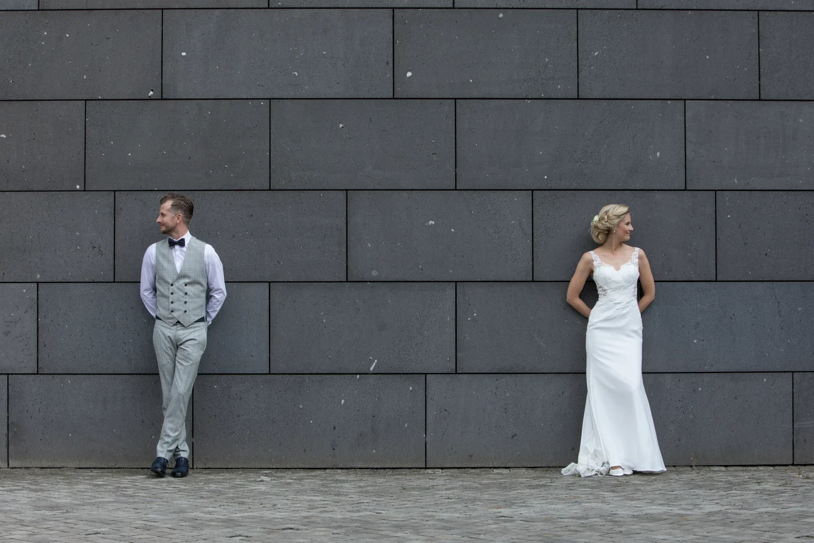 Zwei Perspektiven vor der dunklen Wand – Hochzeit von Anja und Toni in Erfurt