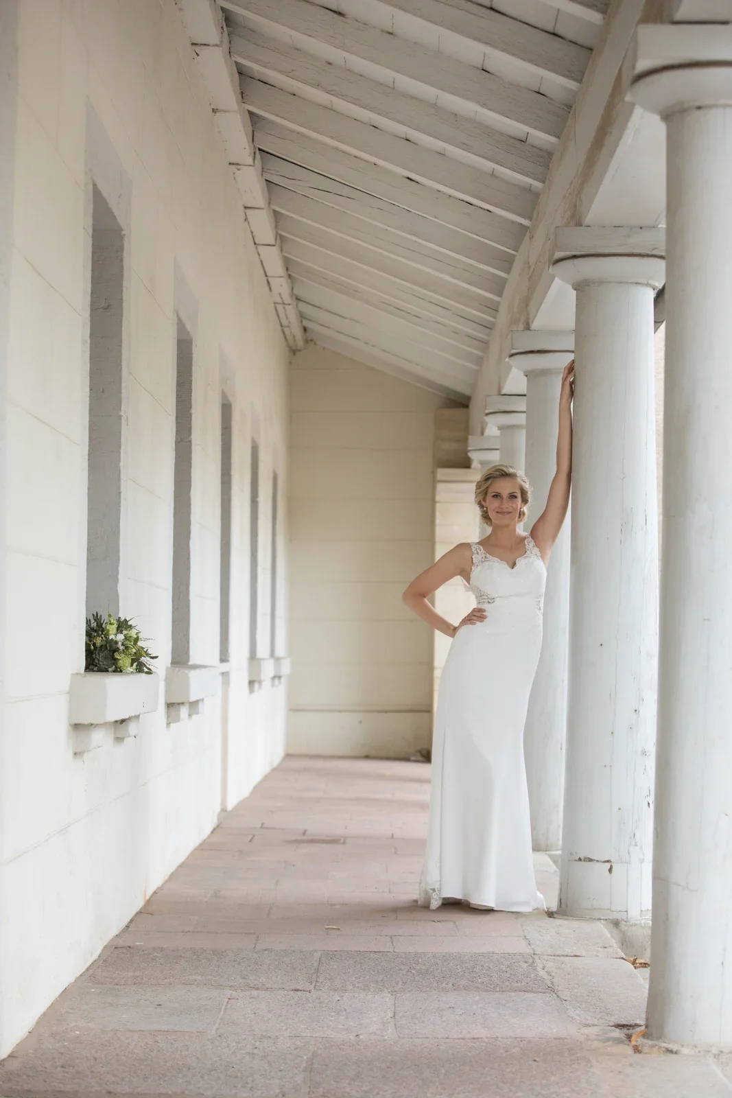 Anja im hellen Säulengang – Hochzeit von Anja und Toni in Erfurt