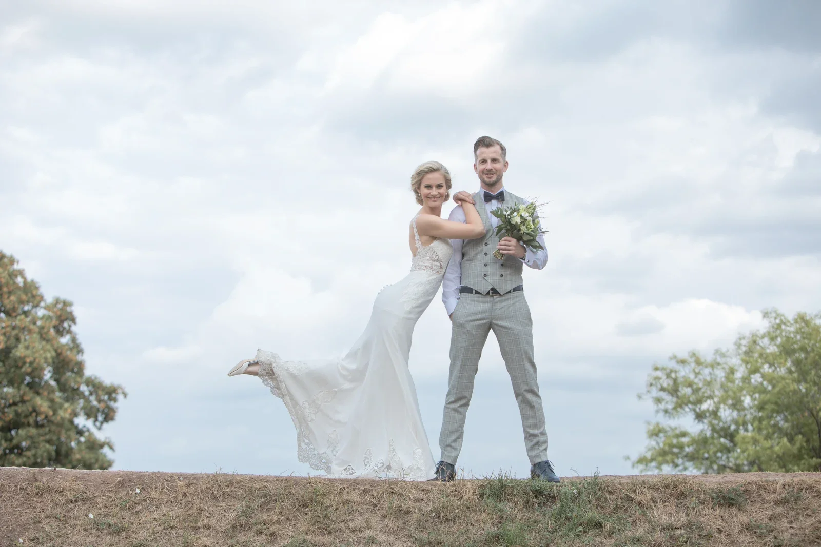 Ein weiter Blick auf das Brautpaar am Petersberg – Hochzeit von Anja und Toni in Erfurt