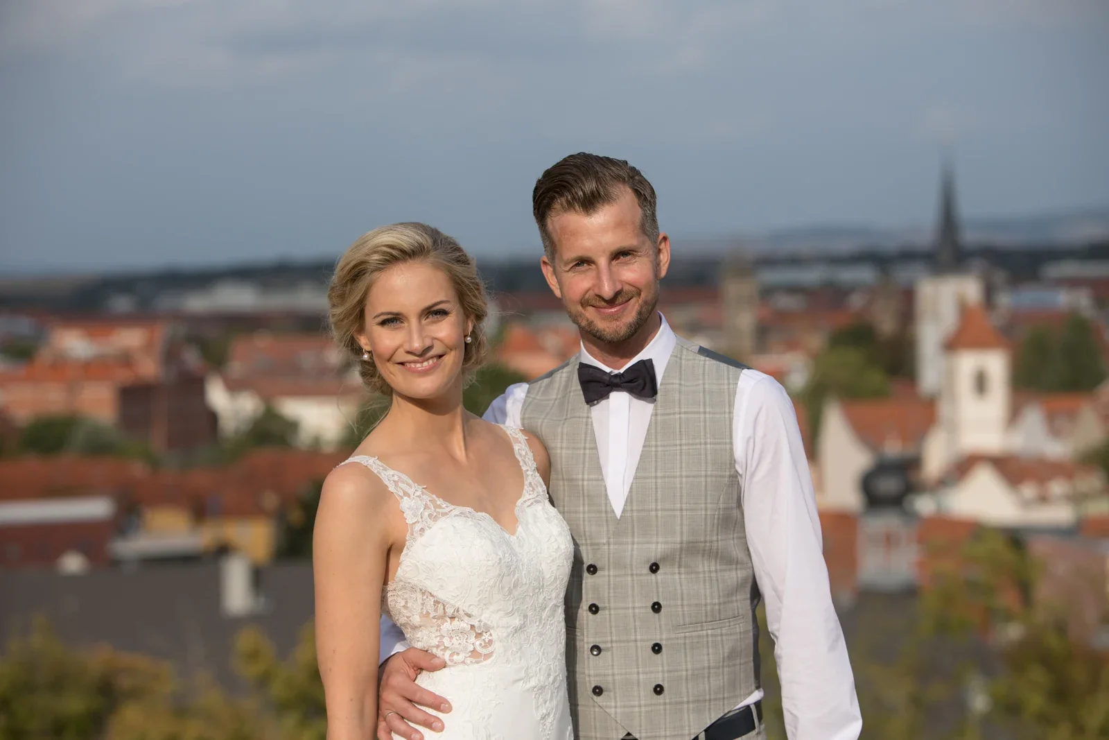 Anja und Toni mit Erfurt im Hintergrund – Hochzeit von Anja und Toni in Erfurt
