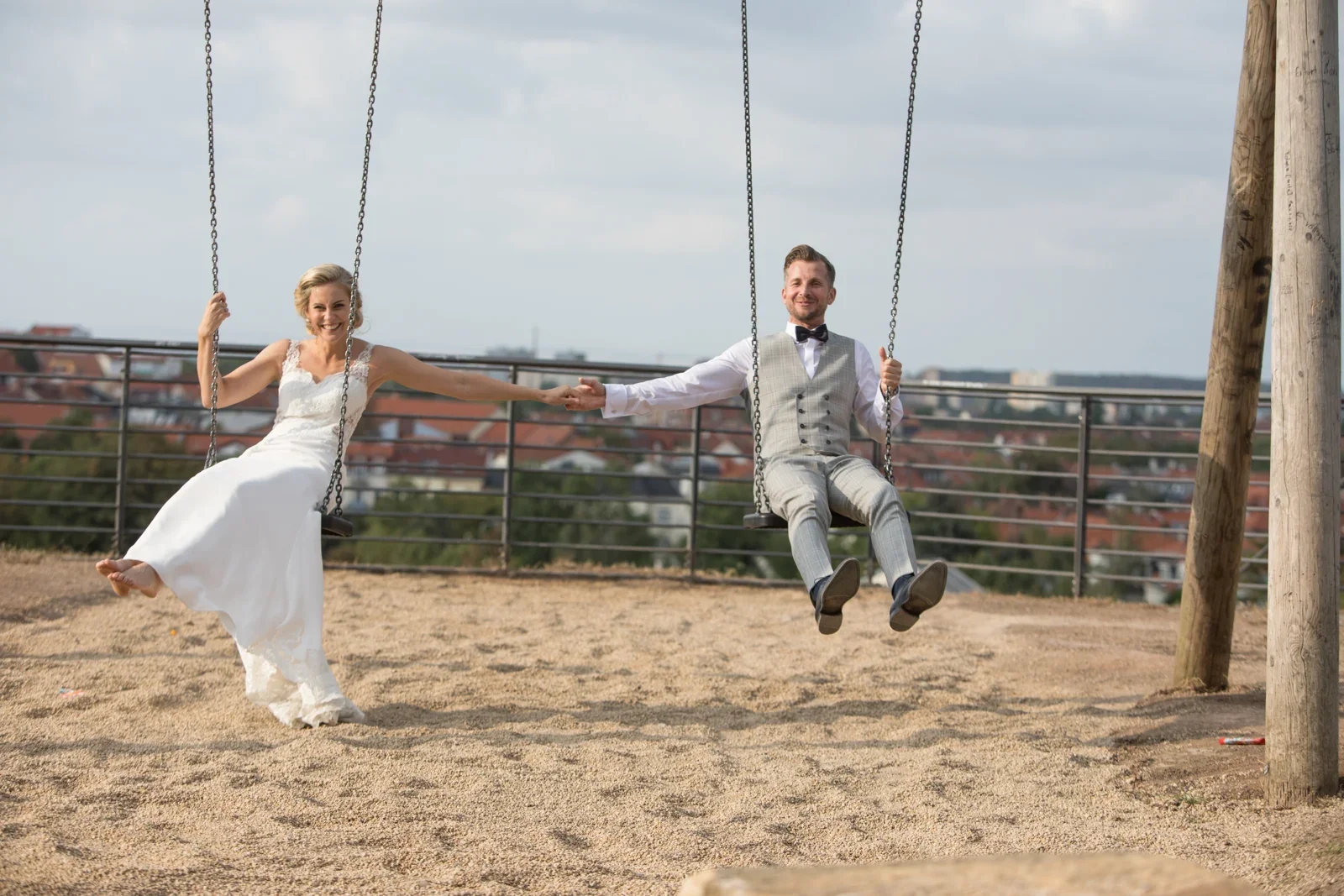 Gemeinsam schaukeln über den Dächern von Erfurt – Hochzeit von Anja und Toni in Erfurt
