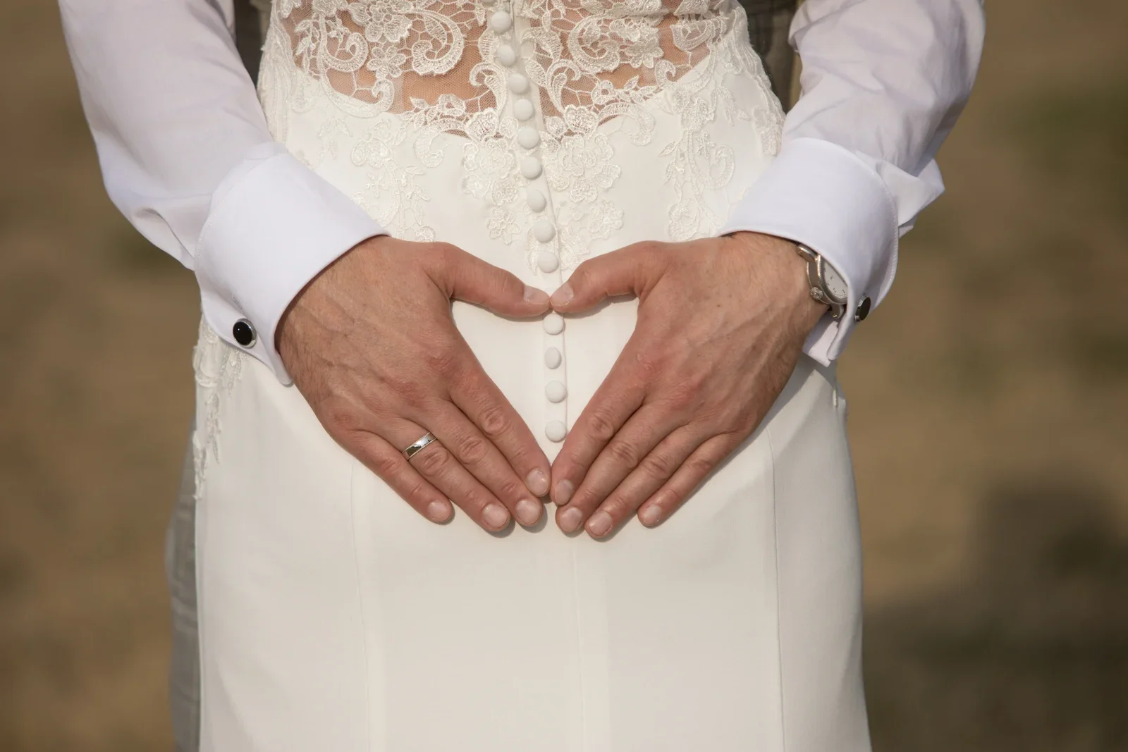 Mit den Händen ein Herz formen – Hochzeit von Anja und Toni in Erfurt