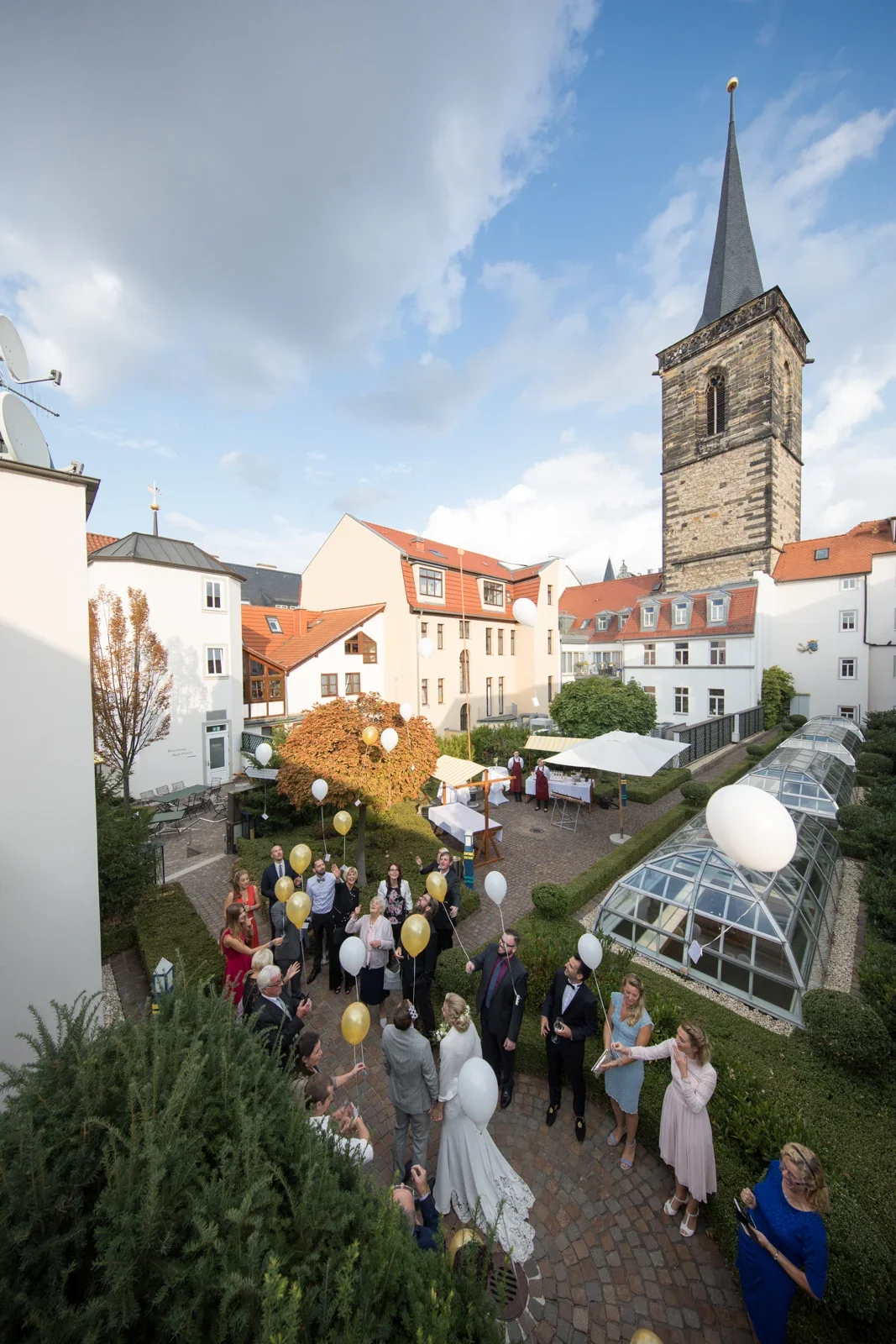 Der Innenhof des Hotels aus erhöhter Perspektive – Hochzeit von Anja und Toni in Erfurt