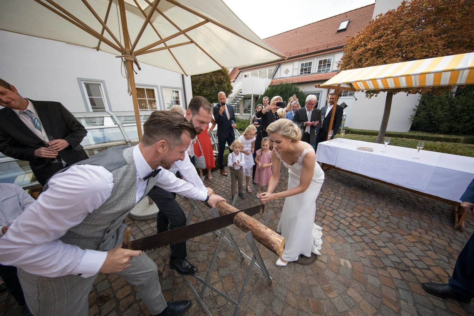Gemeinsam den Baumstamm zersägen – Hochzeit von Anja und Toni in Erfurt