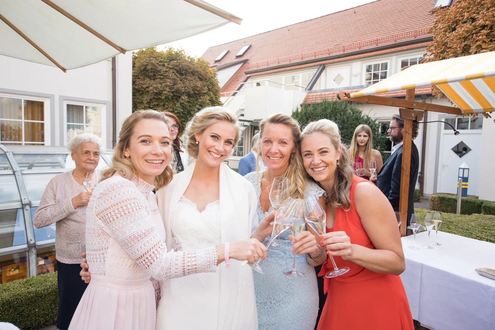 Anja mit ihren Gästen beim Anstoßen – Hochzeit von Anja und Toni in Erfurt