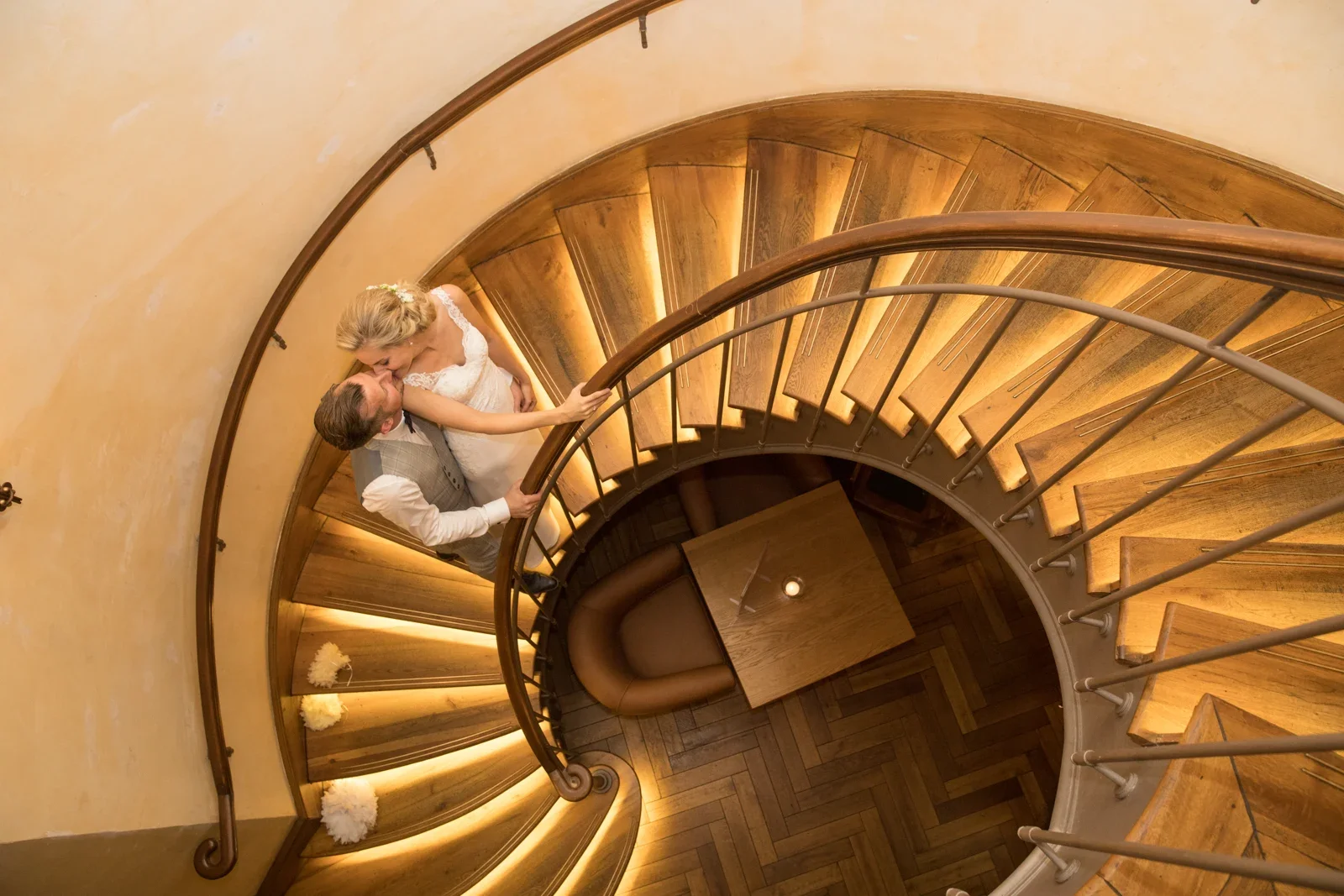 Anja und Toni auf der beleuchteten Wendeltreppe – Hochzeit von Anja und Toni in Erfurt