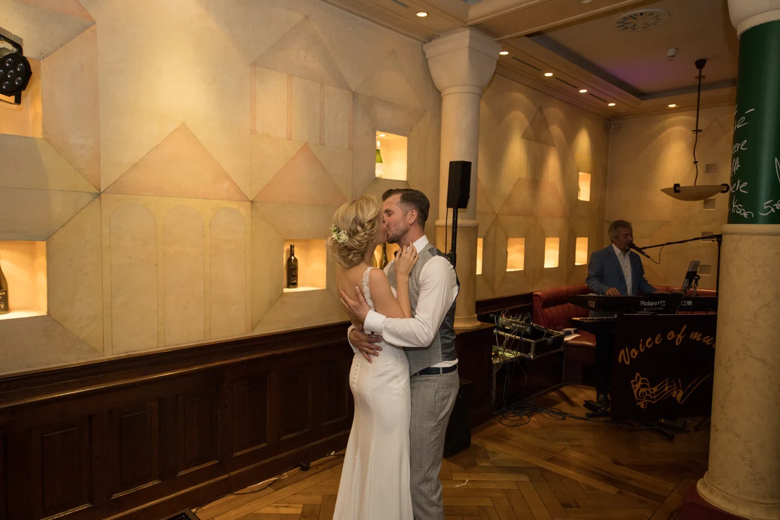 Ein Kuss während des Hochzeitstanzes – Hochzeit von Anja und Toni in Erfurt