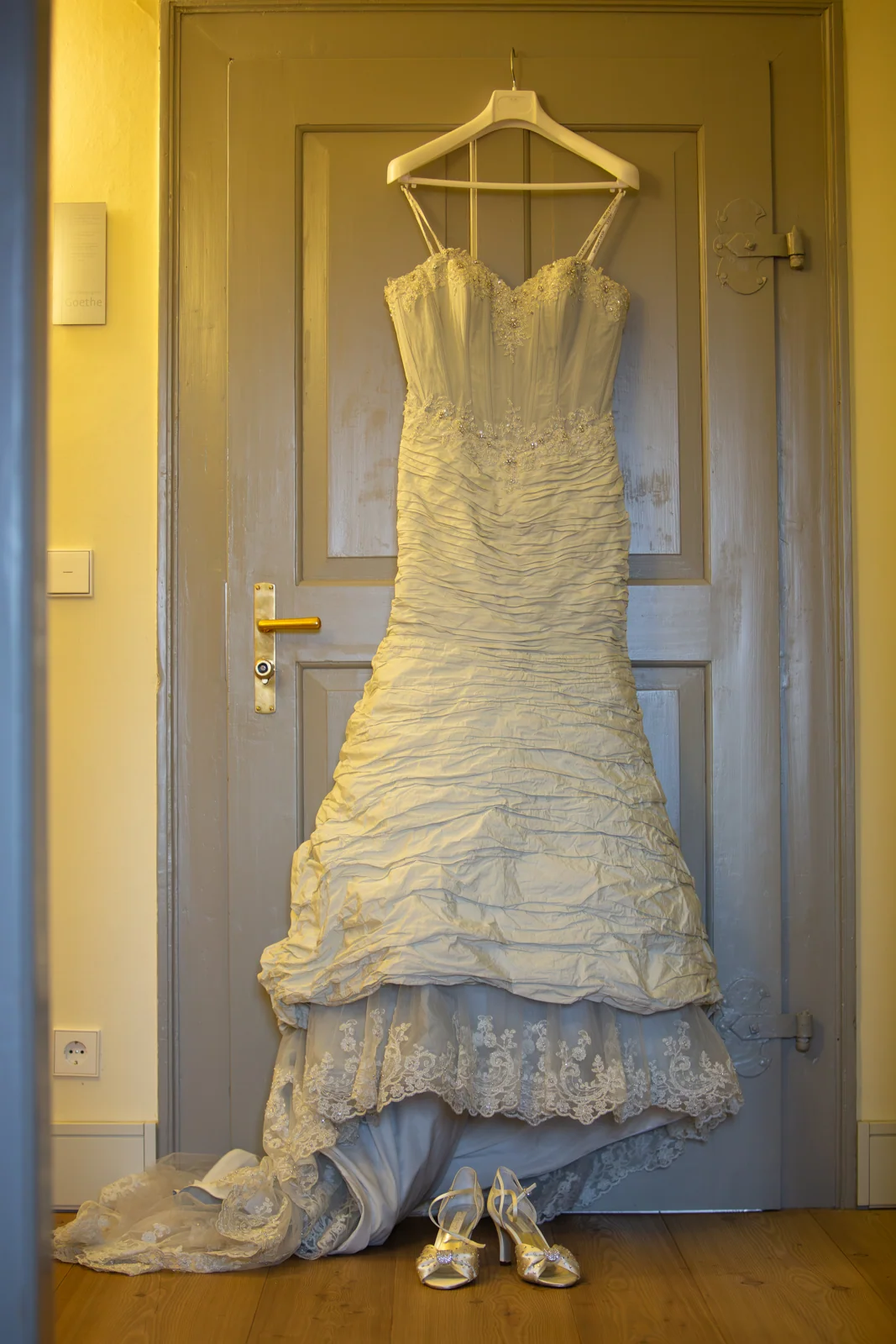 Das bereitgelegte Brautkleid – Hochzeitsreportage von Dana und Frank