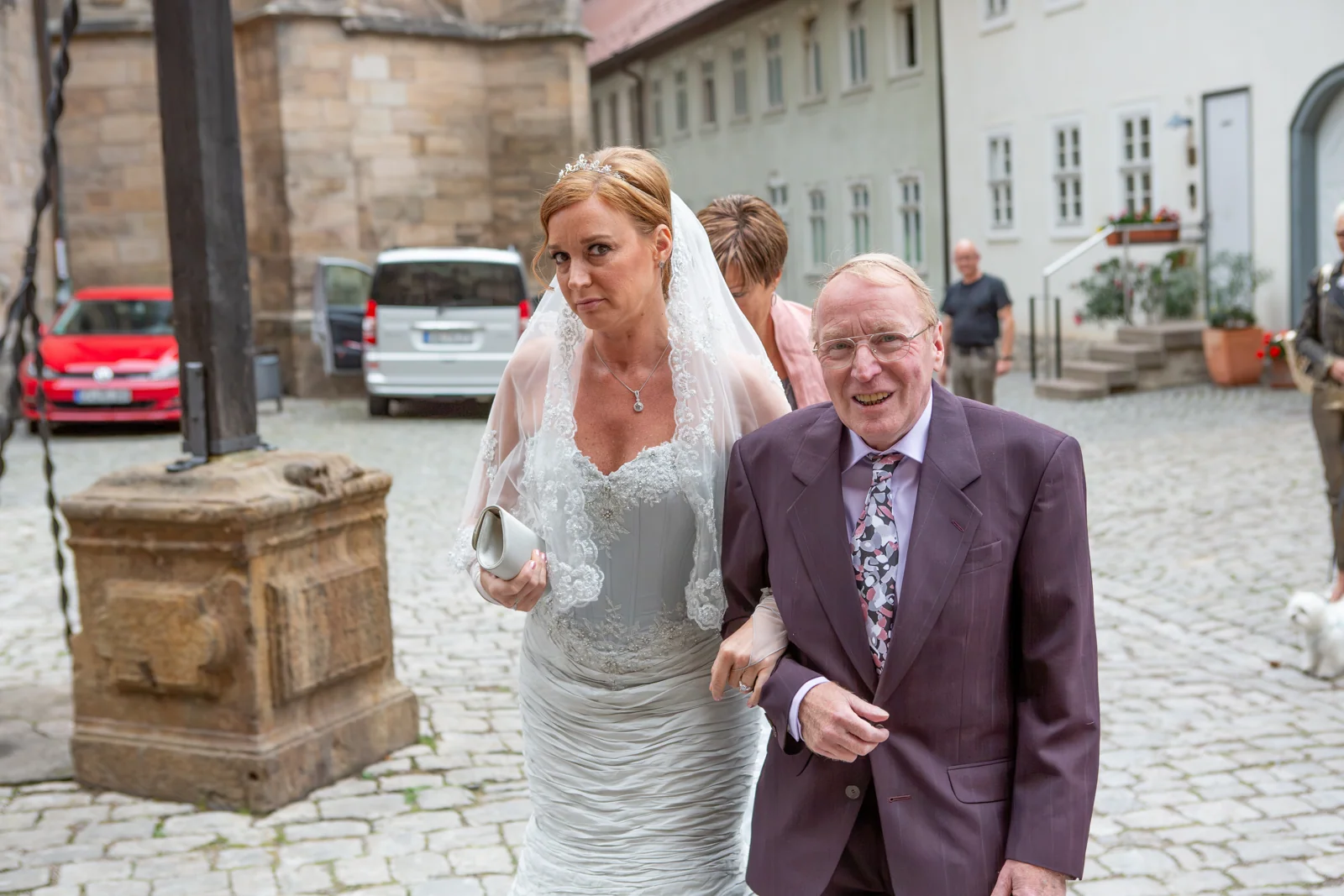 Dana auf dem Weg in den Erfurter Dom – Hochzeitsreportage von Dana und Frank