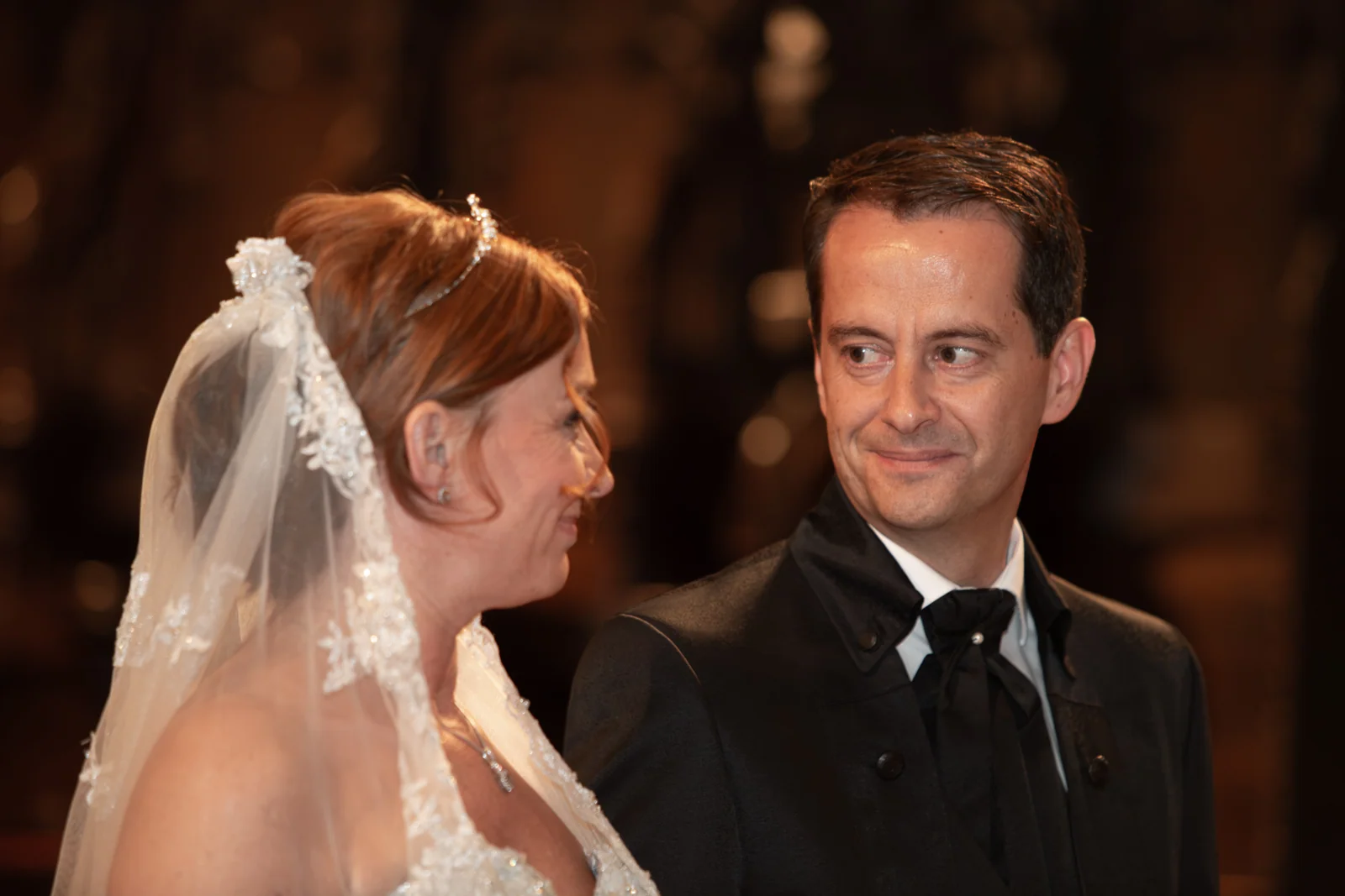 Ein vertrauter Blick des Brautpaares – Hochzeitsreportage von Dana und Frank