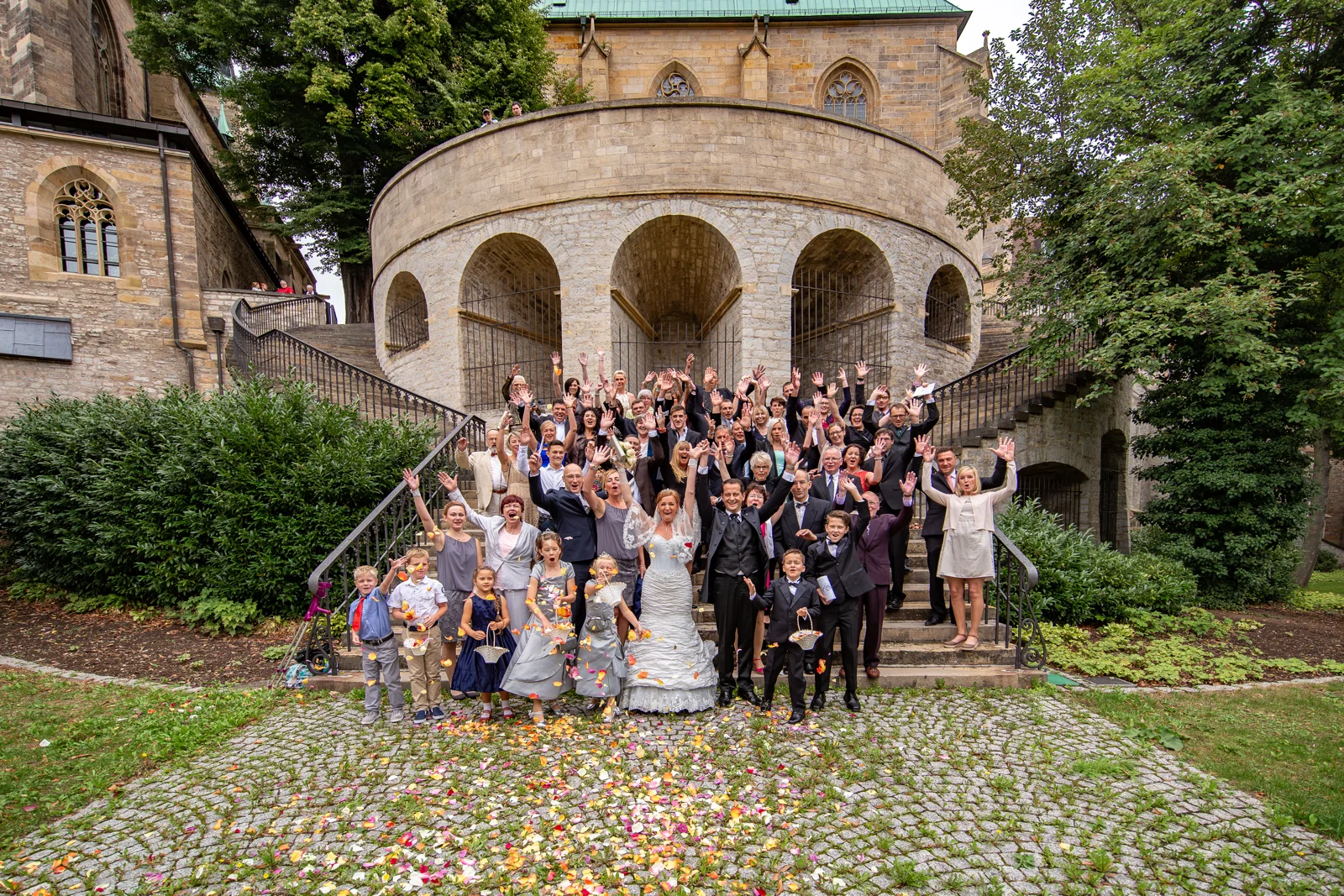 Ein ausgelassenes Gruppenbild vor dem Dom – Hochzeitsreportage von Dana und Frank