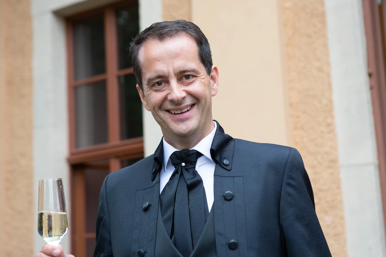 Frank beim Empfang auf Schloss Ettersburg – Hochzeitsreportage von Dana und Frank