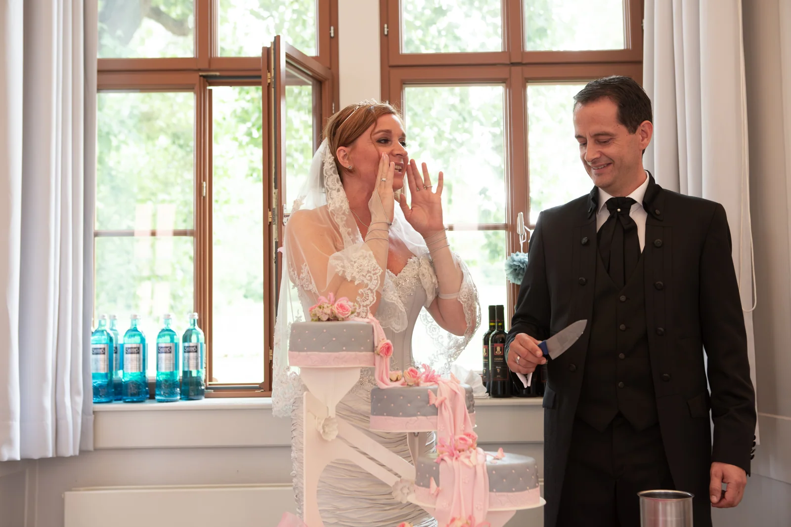Freude beim Anschneiden der Hochzeitstorte – Hochzeitsreportage von Dana und Frank