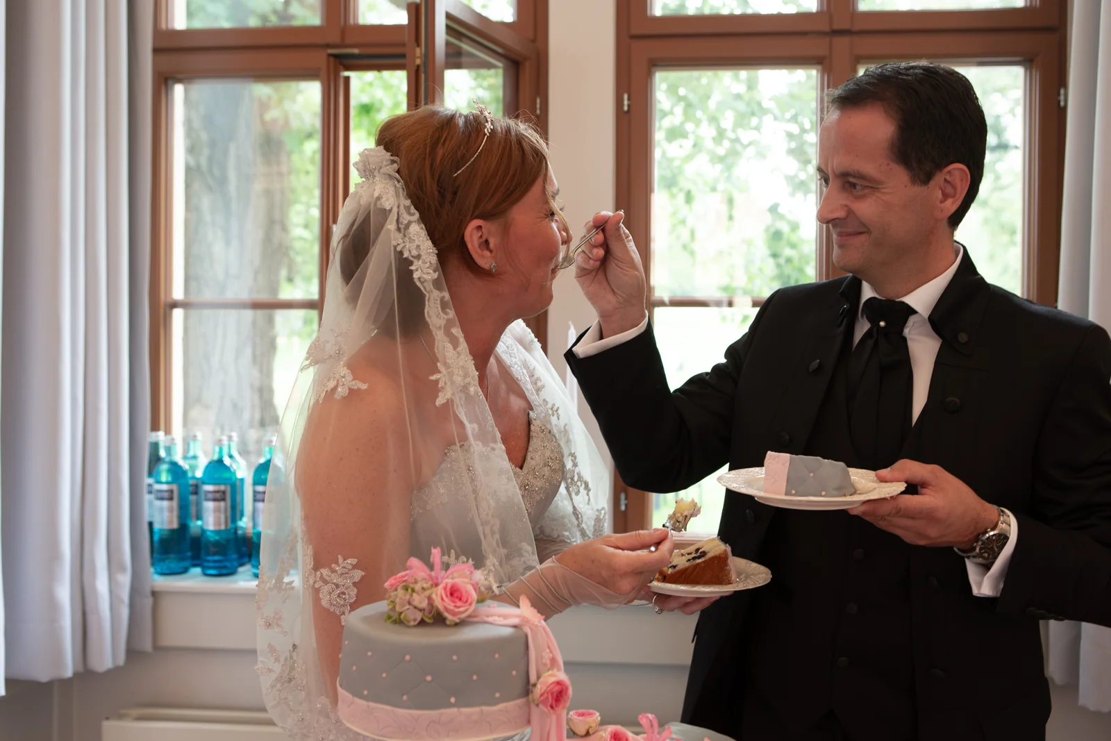 Gemeinsam die Hochzeitstorte probieren – Hochzeitsreportage von Dana und Frank