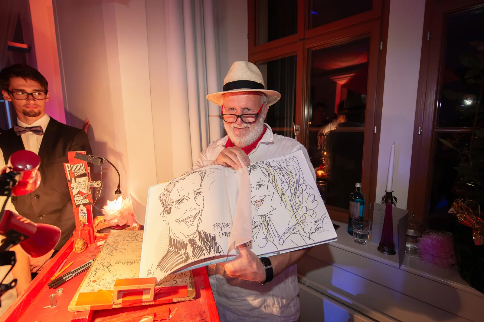 Der Portraitzeichner zeigt sein Werk – Hochzeitsreportage von Dana und Frank